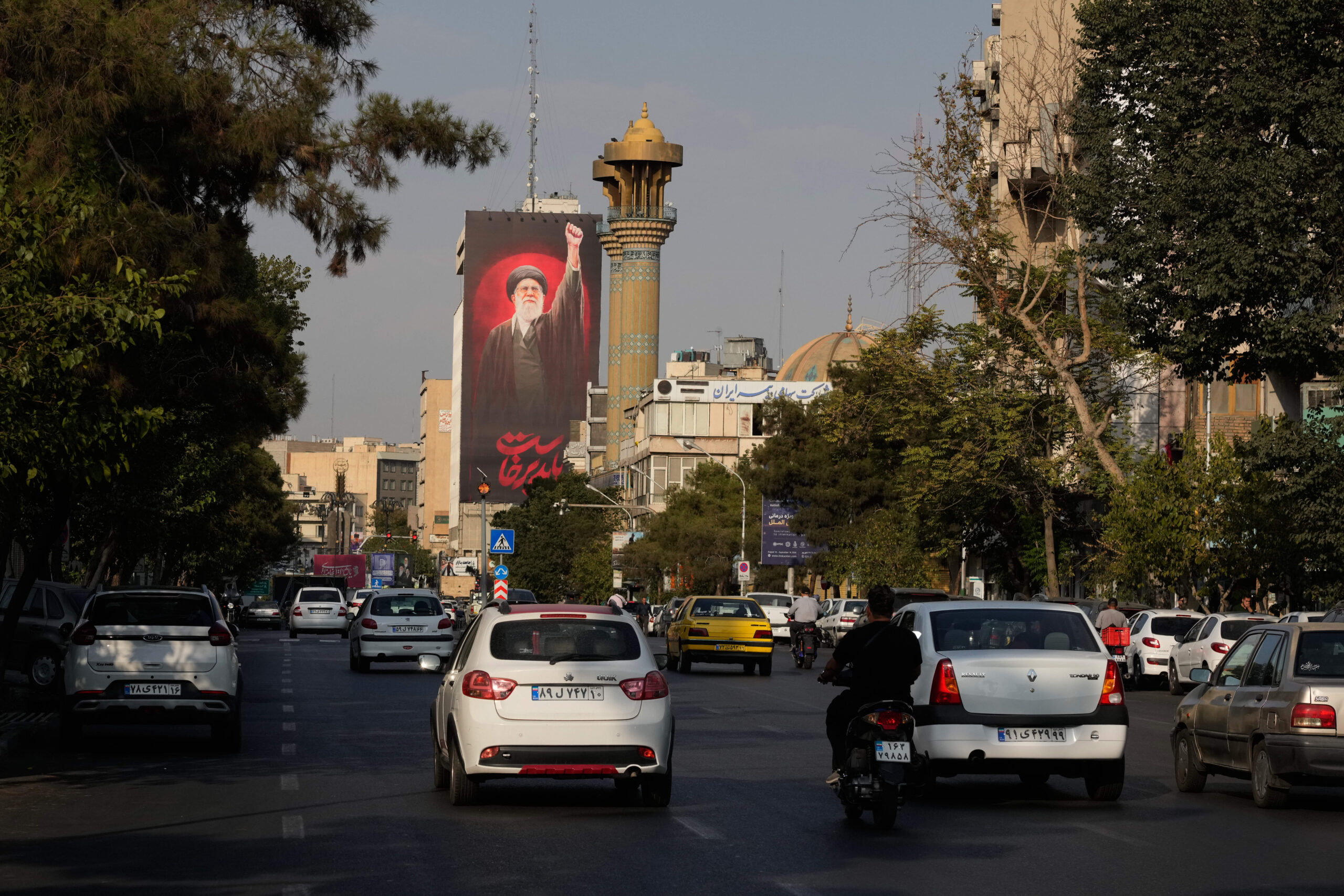 L'ayatollah Ali Khamenei, le défunt Guide suprême iranien, domine la circulation sur un fond de lune rouge.