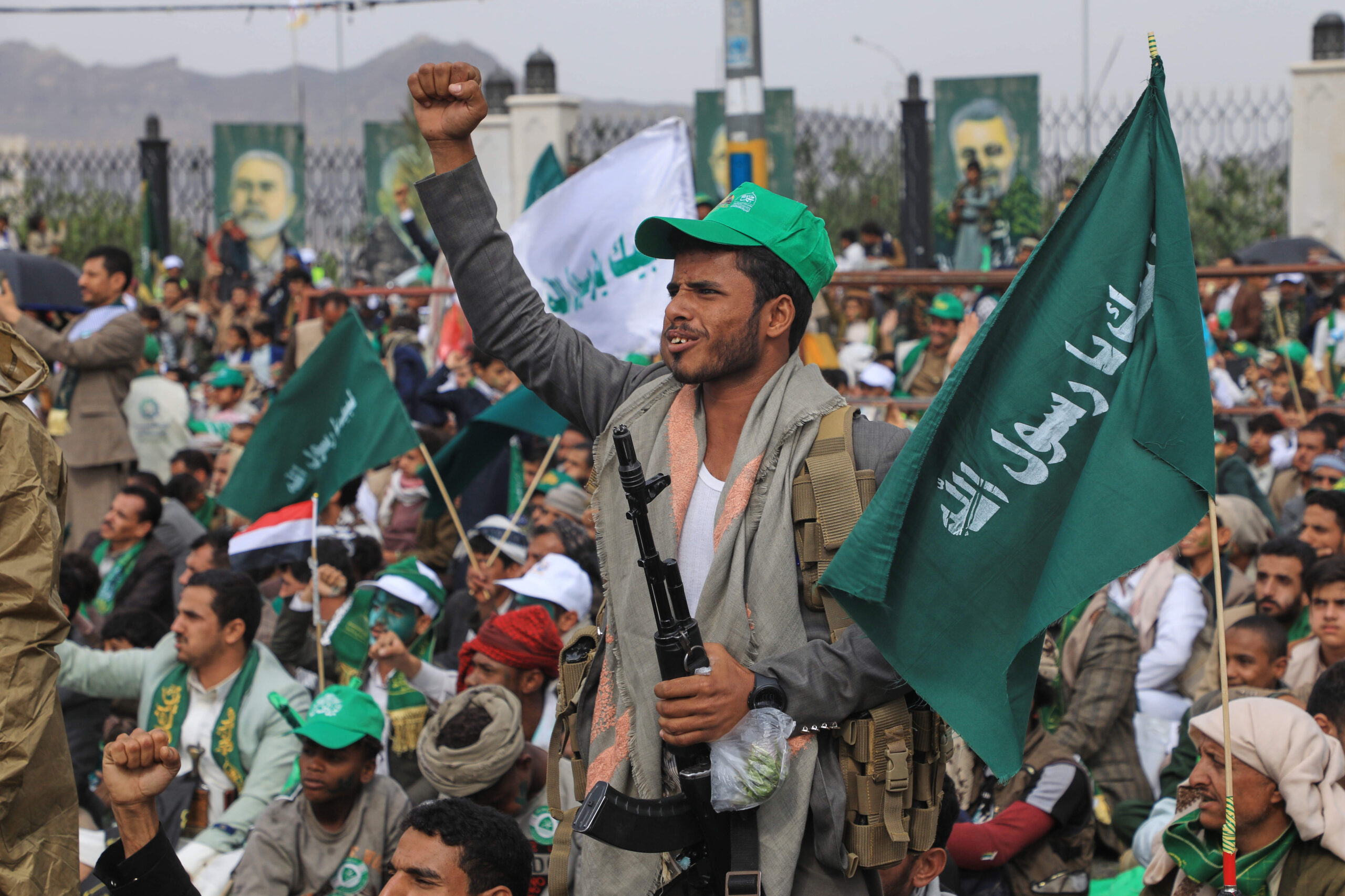 Les civils comme les combattants acquis à la cause sont habillés en vert, couleur de l’islam, à l'occasion de l'anniversaire du prophète Mahomet.