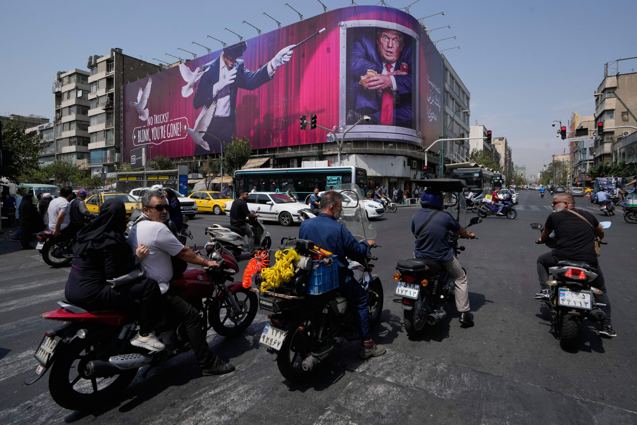 le président américain Donald Trump à l'intérieur d'un conteneur de restauration, aux côtés d'un magicien, dans le centre-ville de Téhéran, le 31 août 2026.  © Vahid Salemi. 