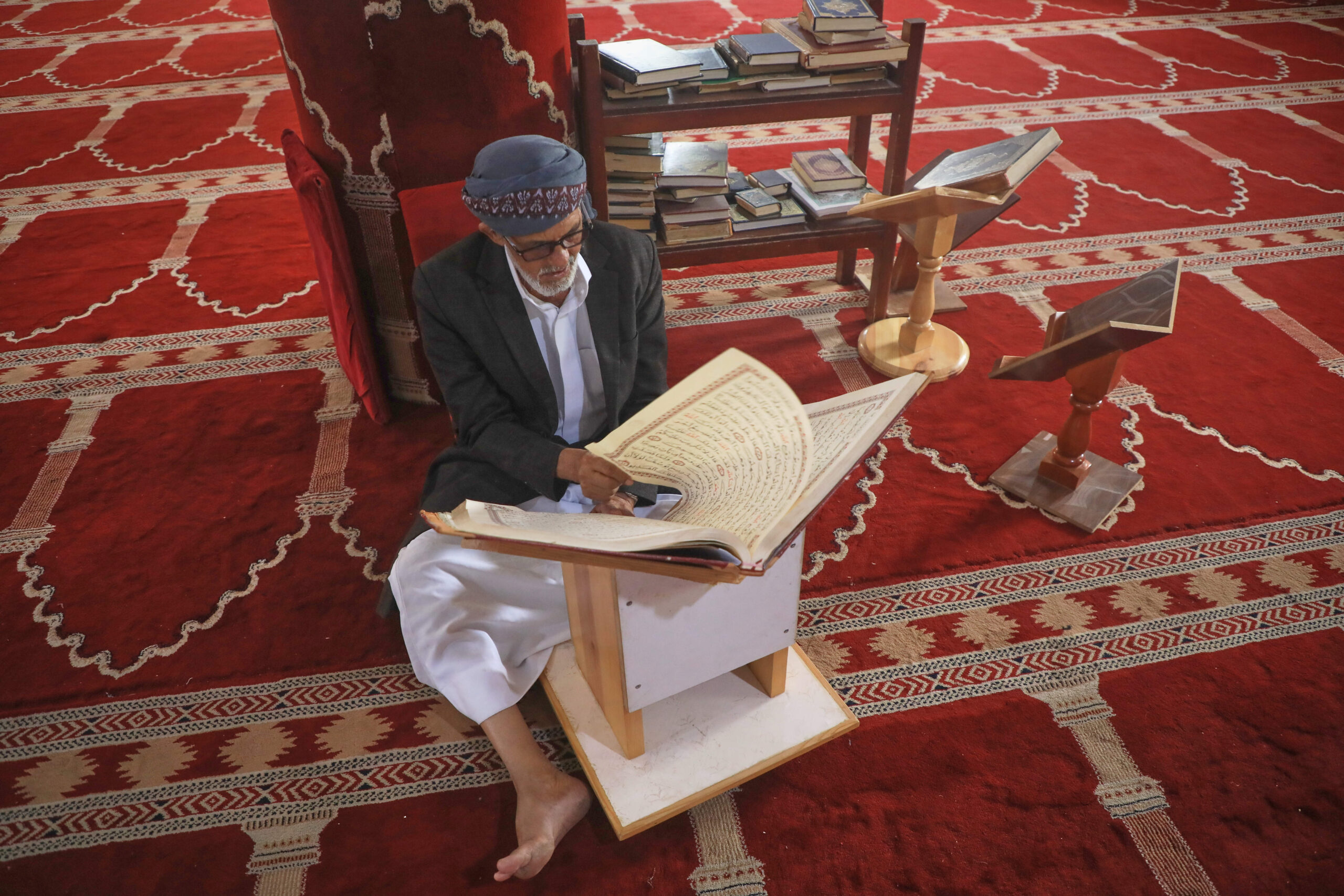 Un fidèle lit un exemplaire d'un Coran géant à la mosquée Al-Shamy, à Sanaa, le 11 septembre 2026. Photo par Osamah Abdulrahman/AP/SIPA.