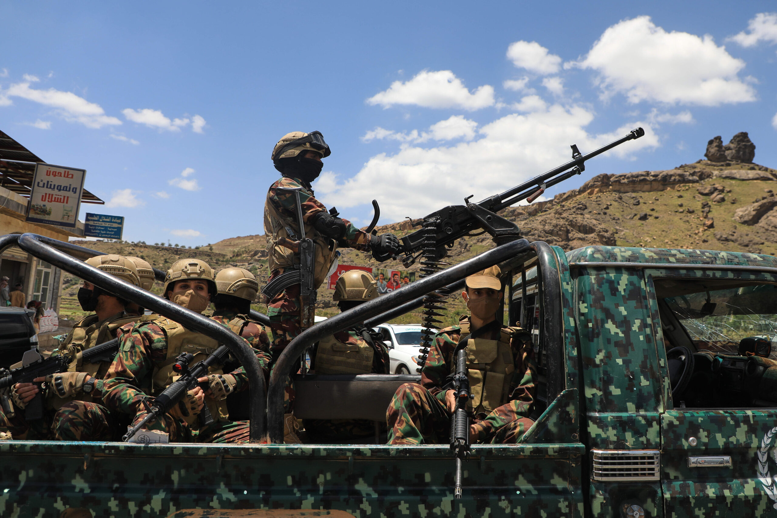 Des combattants houthis escortent un convoi transportant des prisonniers libérés à Mokha à travers le district de Bani Matar, en route vers Sanaa, le 12 septembre 2026. 