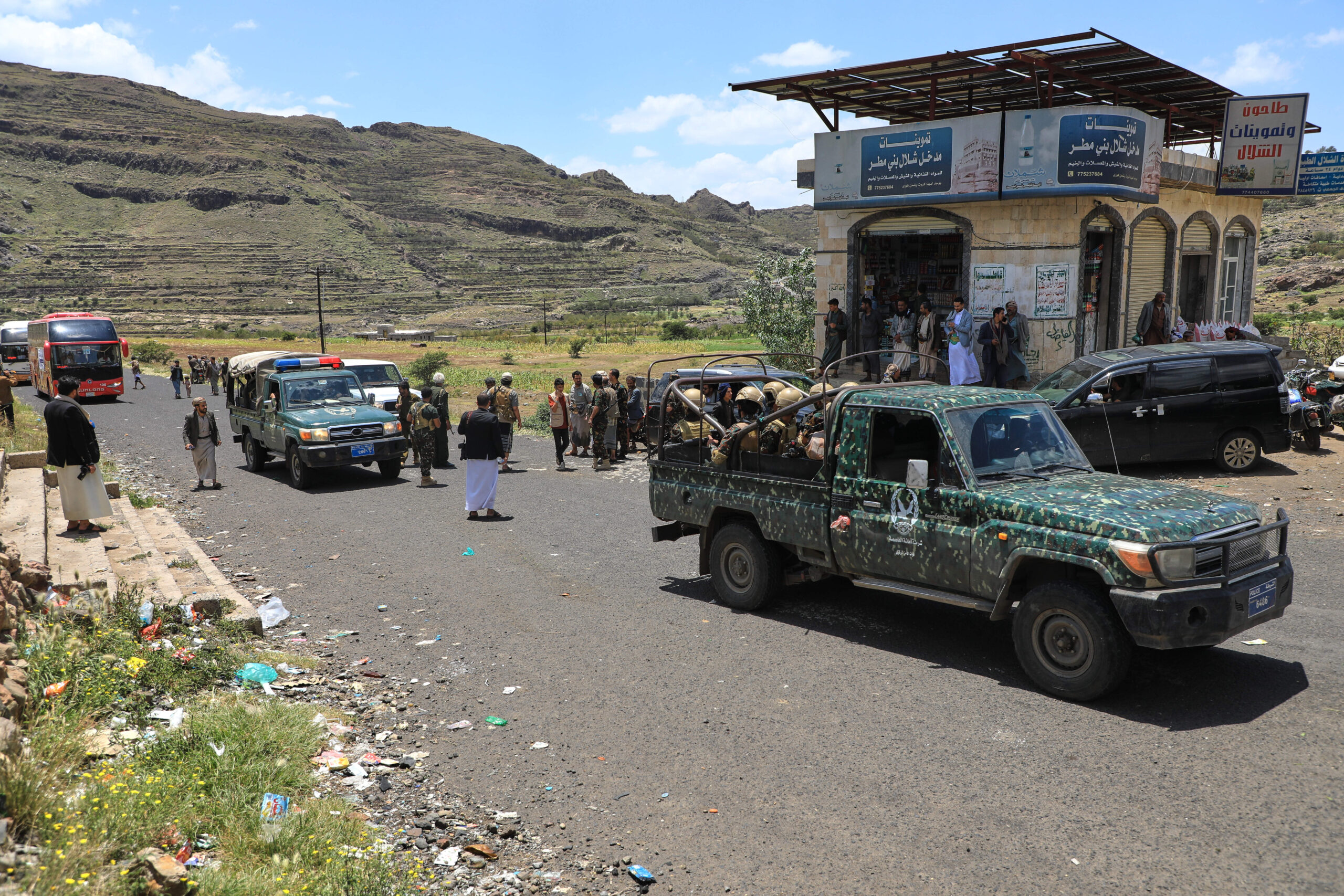 Des civils yéménites suivent le convoi de prisonniers à bord de camionnettes, formant une procession vers Sanaa après la prise de contrôle par les Houthis de la ville portuaire du sud de la mer Rouge. 