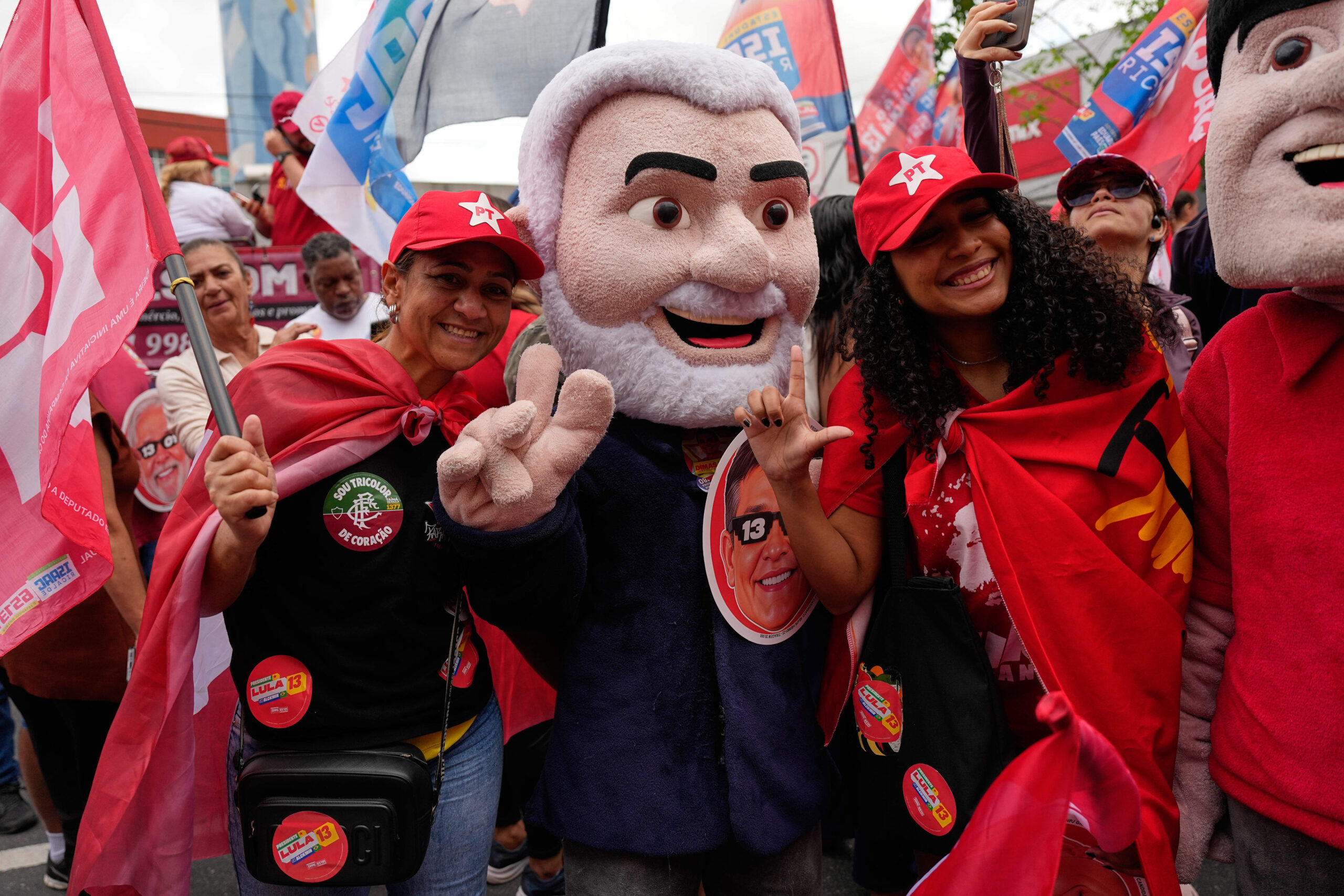 D'autres soutiens du président, déguisés en mascottes à son effigie, attendent son arrivée au meeting électoral.