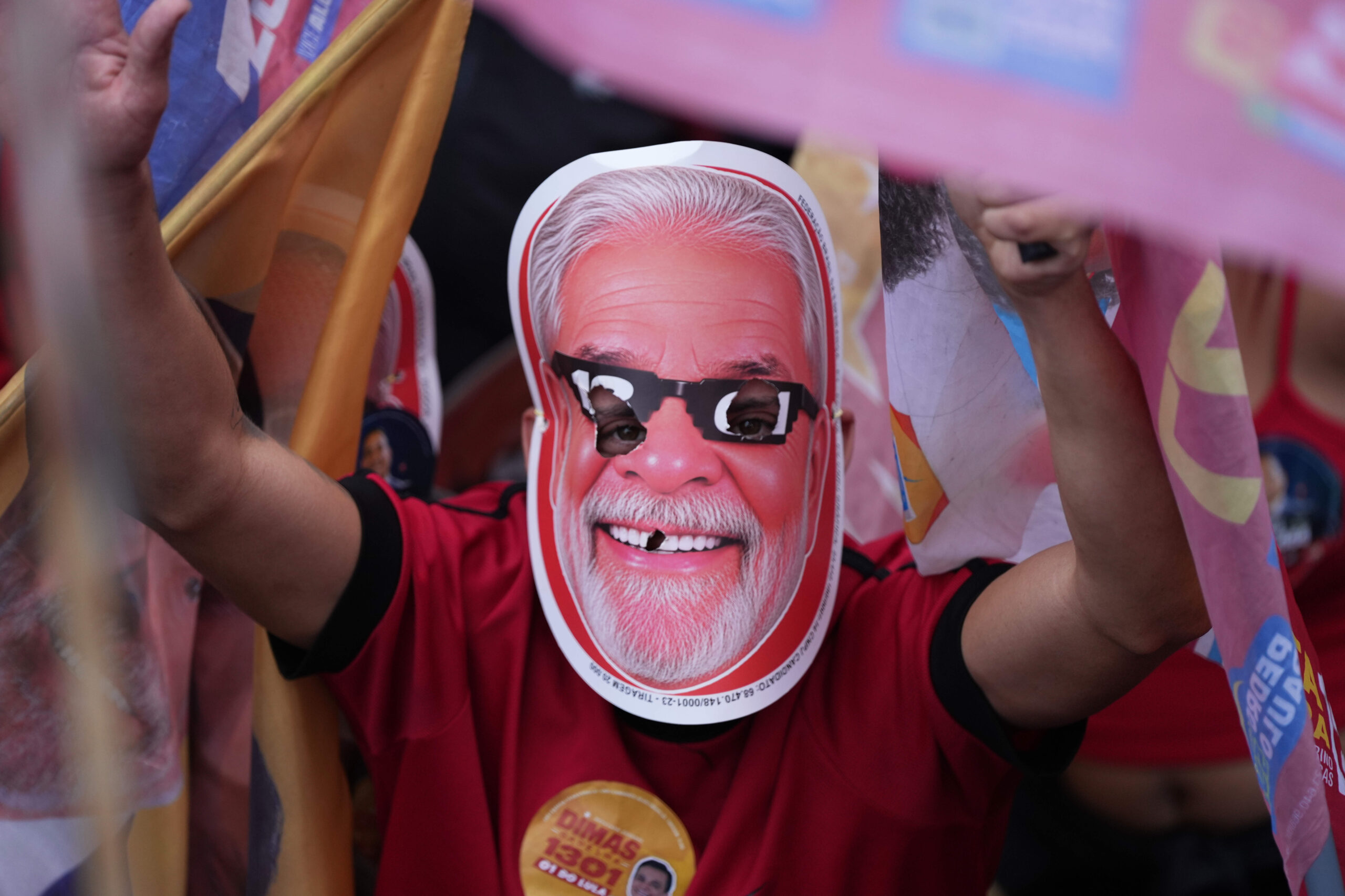 Un supporter porte un masque à l'effigie de Lula lors d'un meeting de campagne à São Gonçalo le 24 septembre 2026.