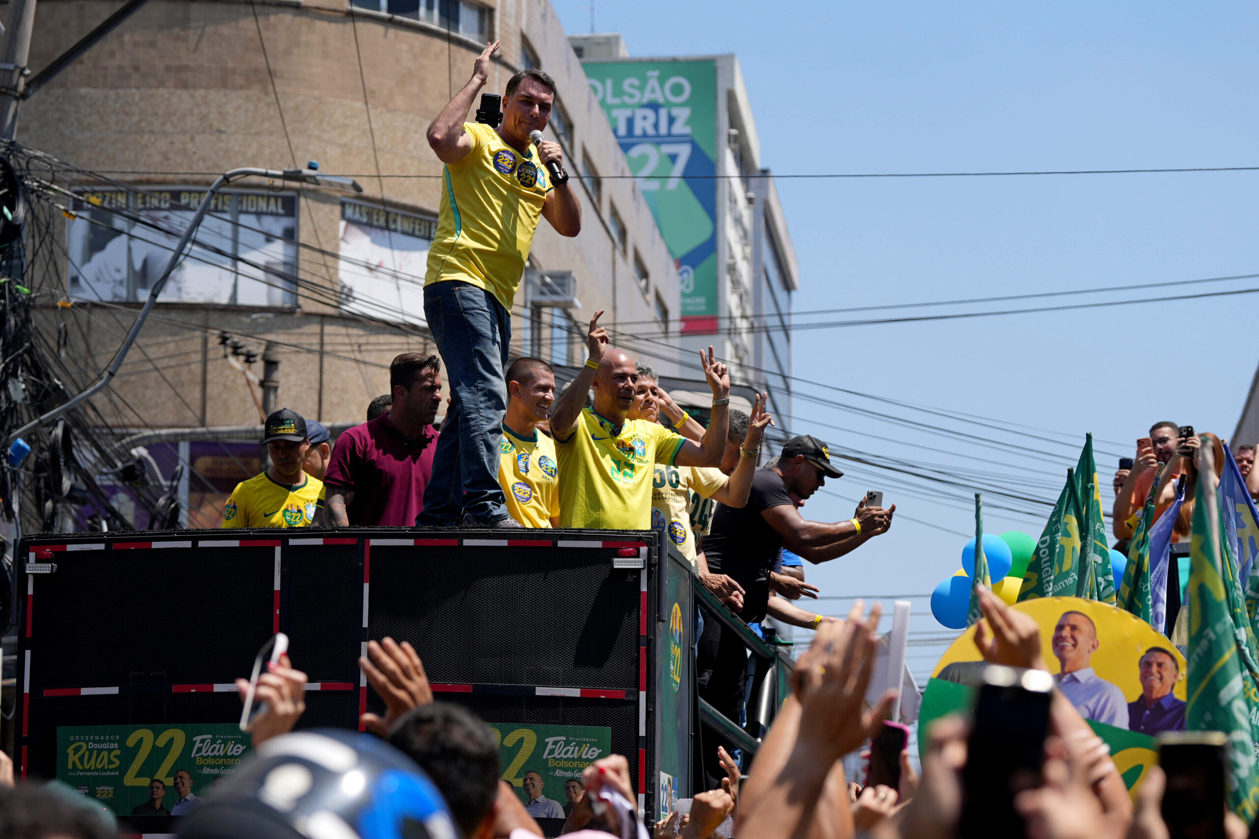 Flávio Bolsonaro, candidat à la présidence du Brésil, s'adresse à ses partisans lors d'un meeting électoral à Rio de Janeiro, le 26 septembre 2026.