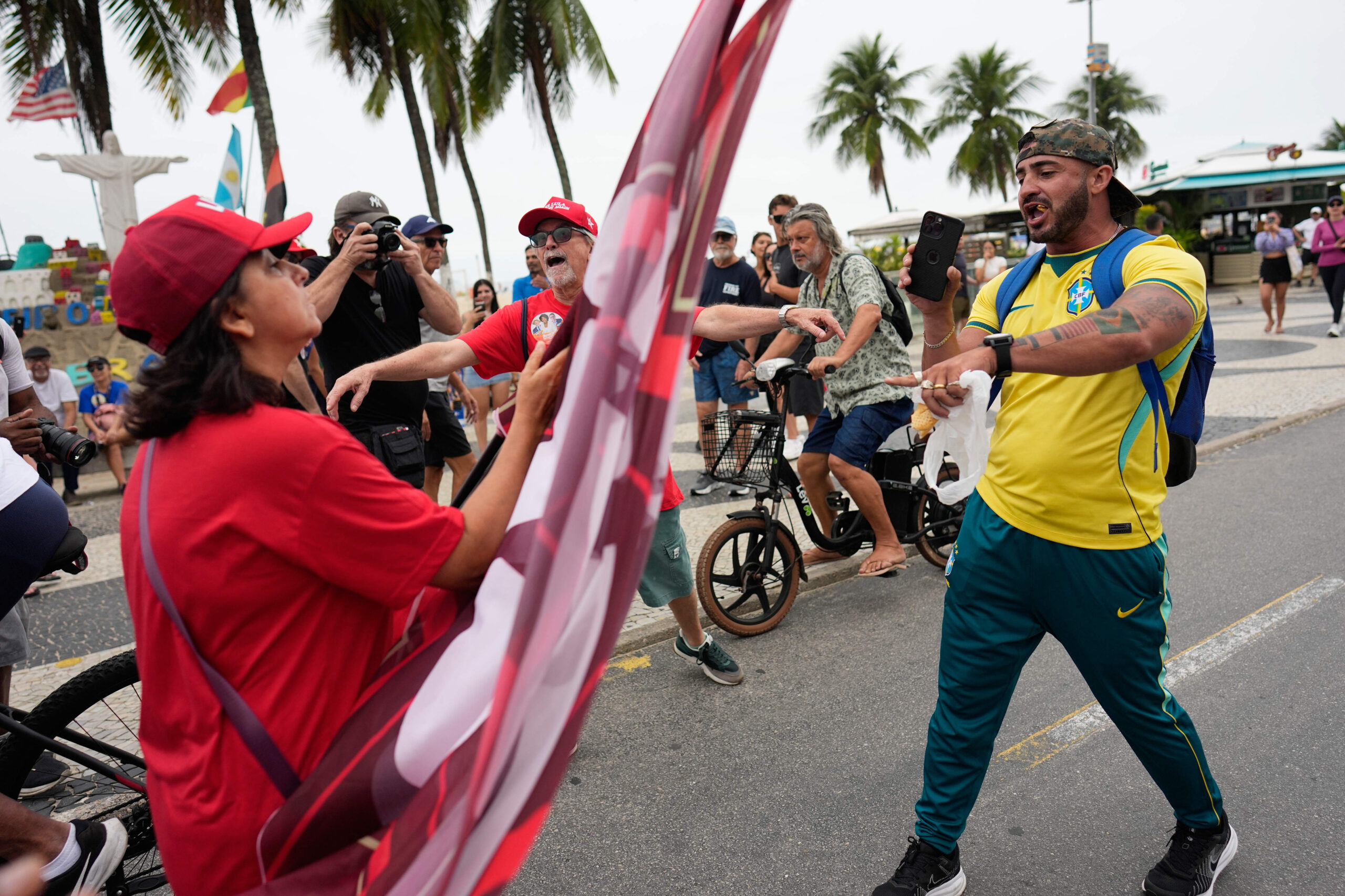 Un partisan du président brésilien Luiz Inácio Lula da Silva et un partisan du candidat Flávio Bolsonaro se disputent lors d'un meeting électoral sur la plage de Copacabana, à Rio de Janeiro, le 27 septembre 2026.
