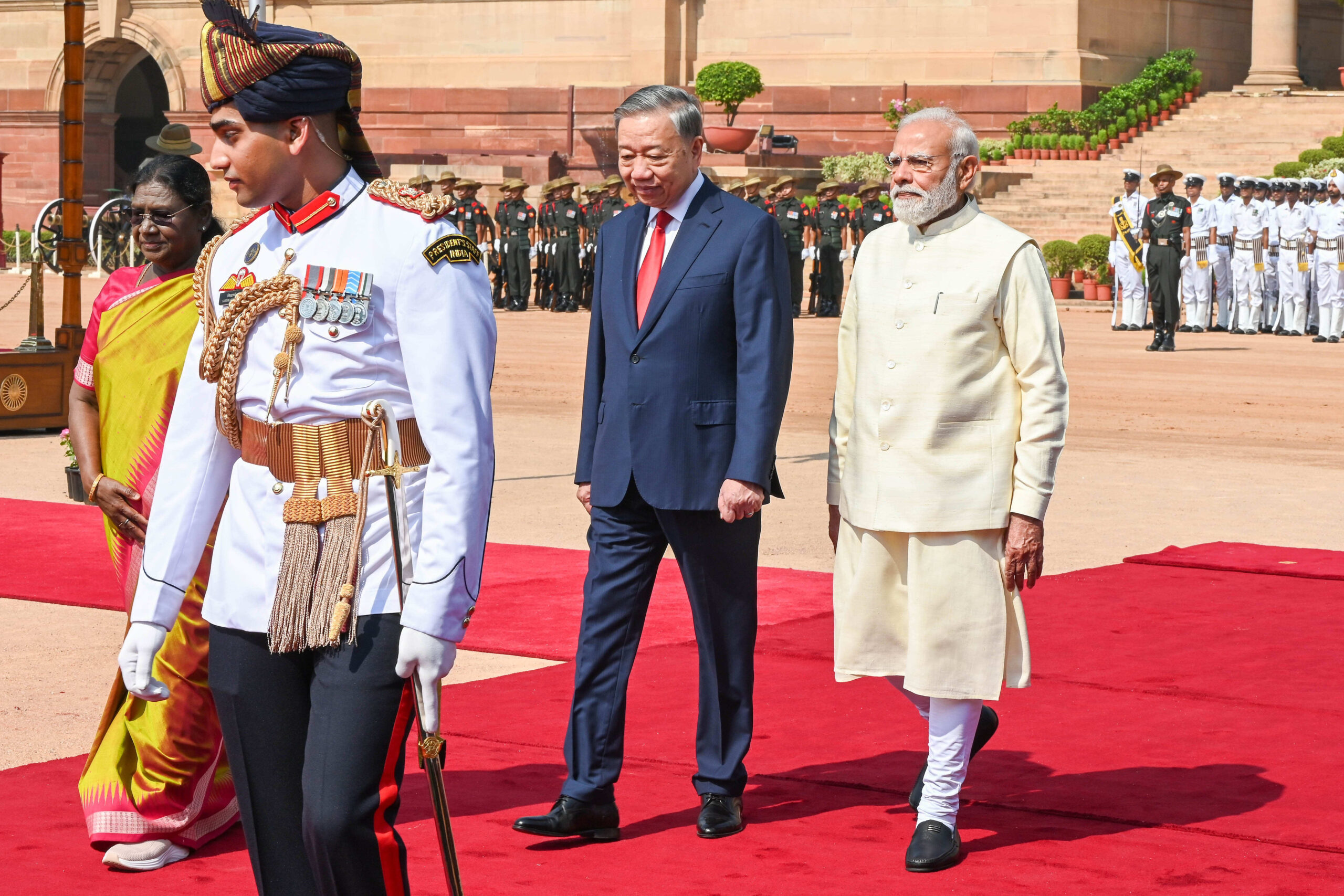 La présidente Droupadi Murmu et le Premier ministre Narendra Modi avec Tô Lâm à New Delhi le 6 mai 2023.