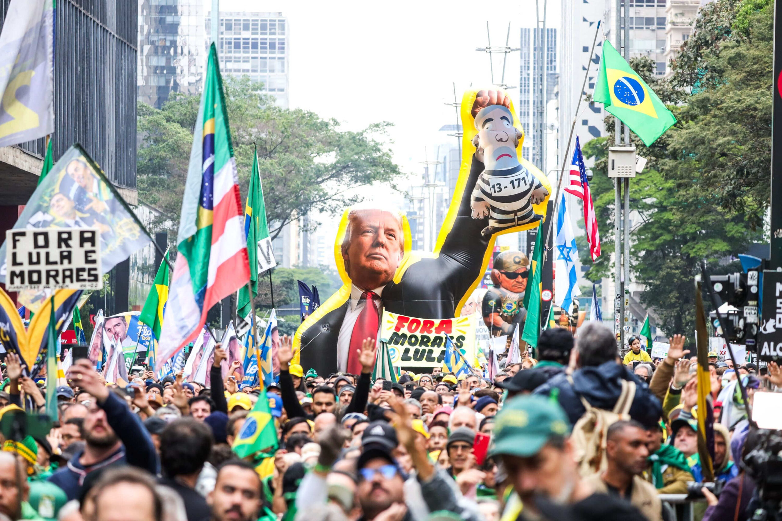 Des supporters de Flávio Bolsonaro brandissent une poupée gonflable à l'effigie de Donald Trump lors d'un rassemblement sur l'avenue Paulista, à São Paulo, le 7 septembre 2026.