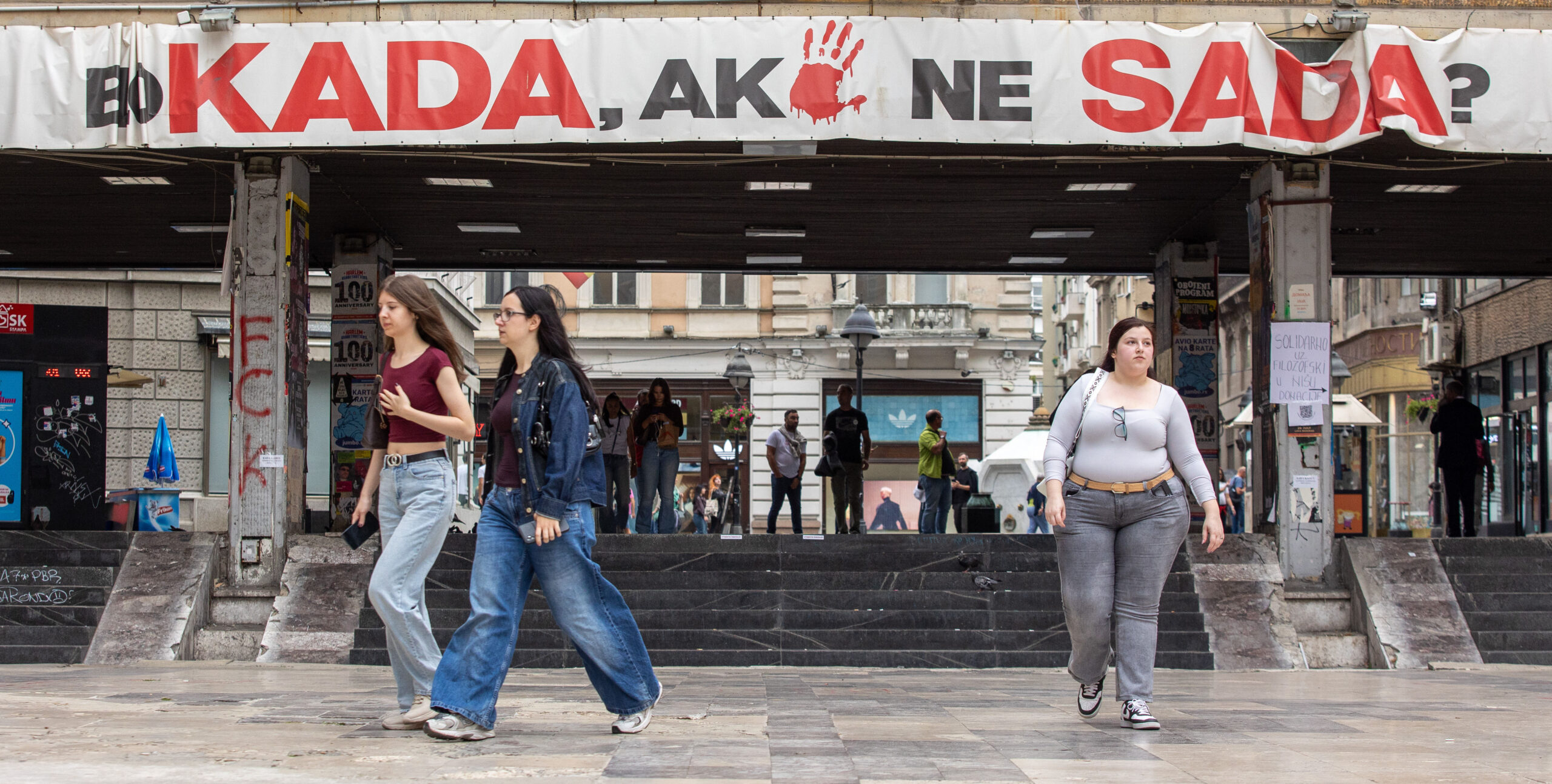 «Blocus, si pas maintenant, alors quand ?», à Belgrade, le 13 septembre. La main ensanglantée, symbole des manifestations étudiantes, rend hommage aux victimes de l'accident survenu à la gare de Novi Sad. © Spasa Dakic/SIPA.
