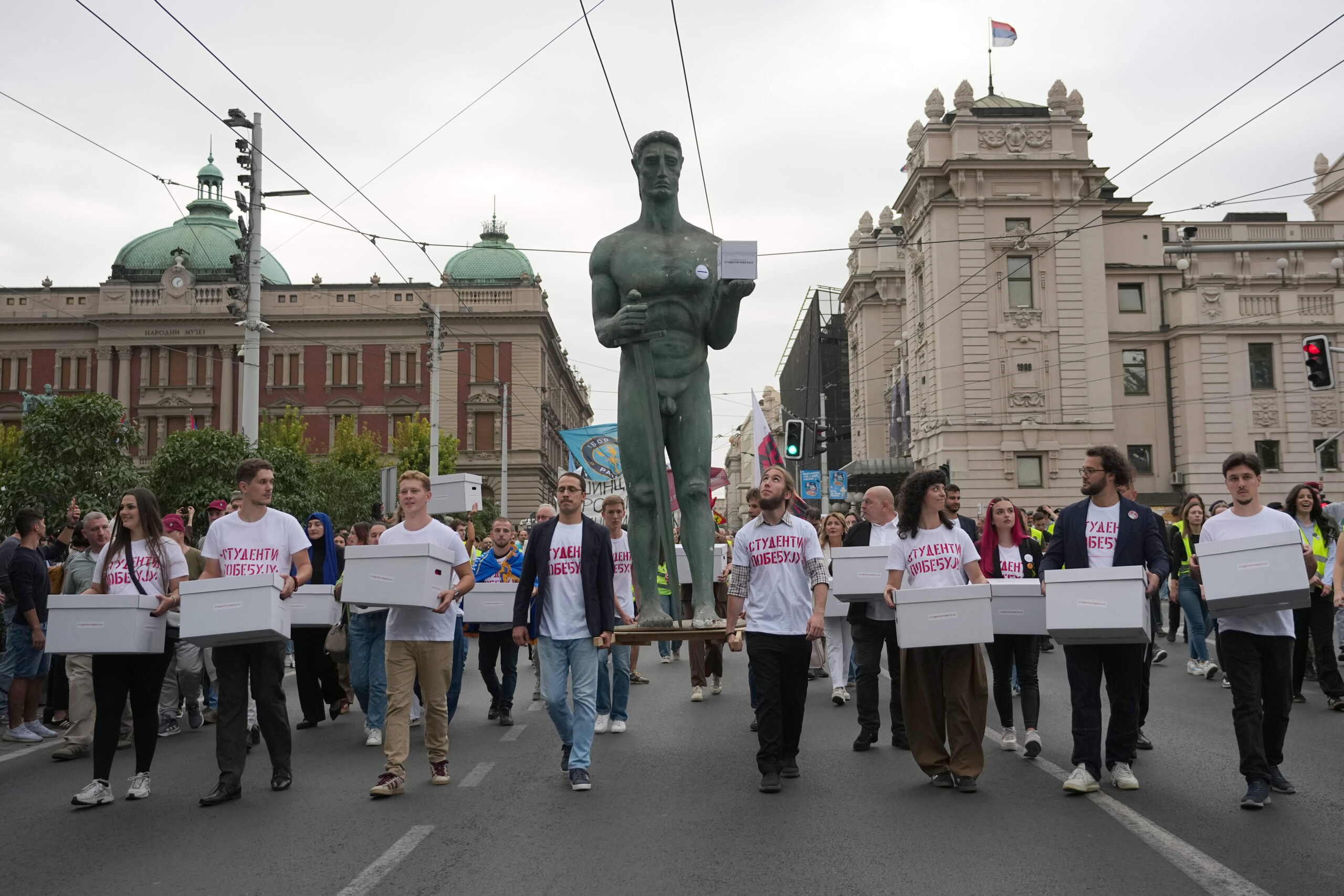 Des étudiants transportent une réplique du « Victorieux », statue emblématique de Belgrade, alors qu'ils se rendent à la Commission électorale pour y déposer les signatures de leur liste en vue de participer aux prochaines élections parlementaires. ©AP/Darko Vojinovic