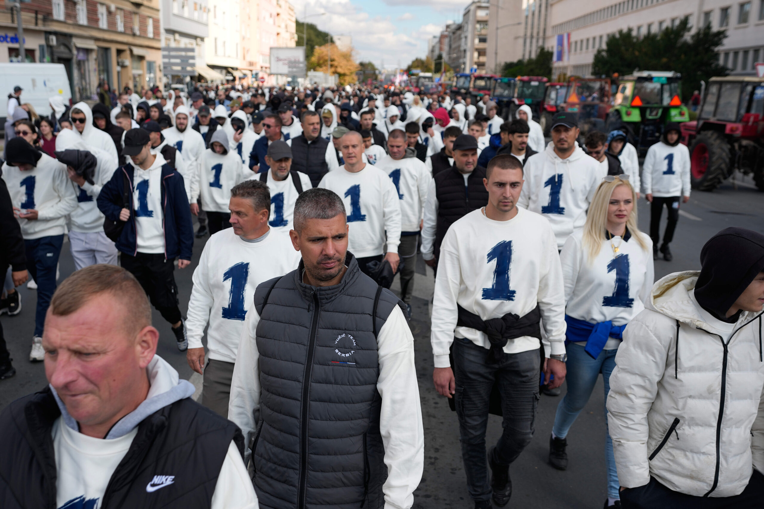 Le 1, numéro de la liste Serbie unie menée par le SNS, est aussi un symbole de campagne, comme lors de ce meeting pré-électoral à Novi Sad, le vendredi 16 octobre. Photo : © Darko Vojinovic