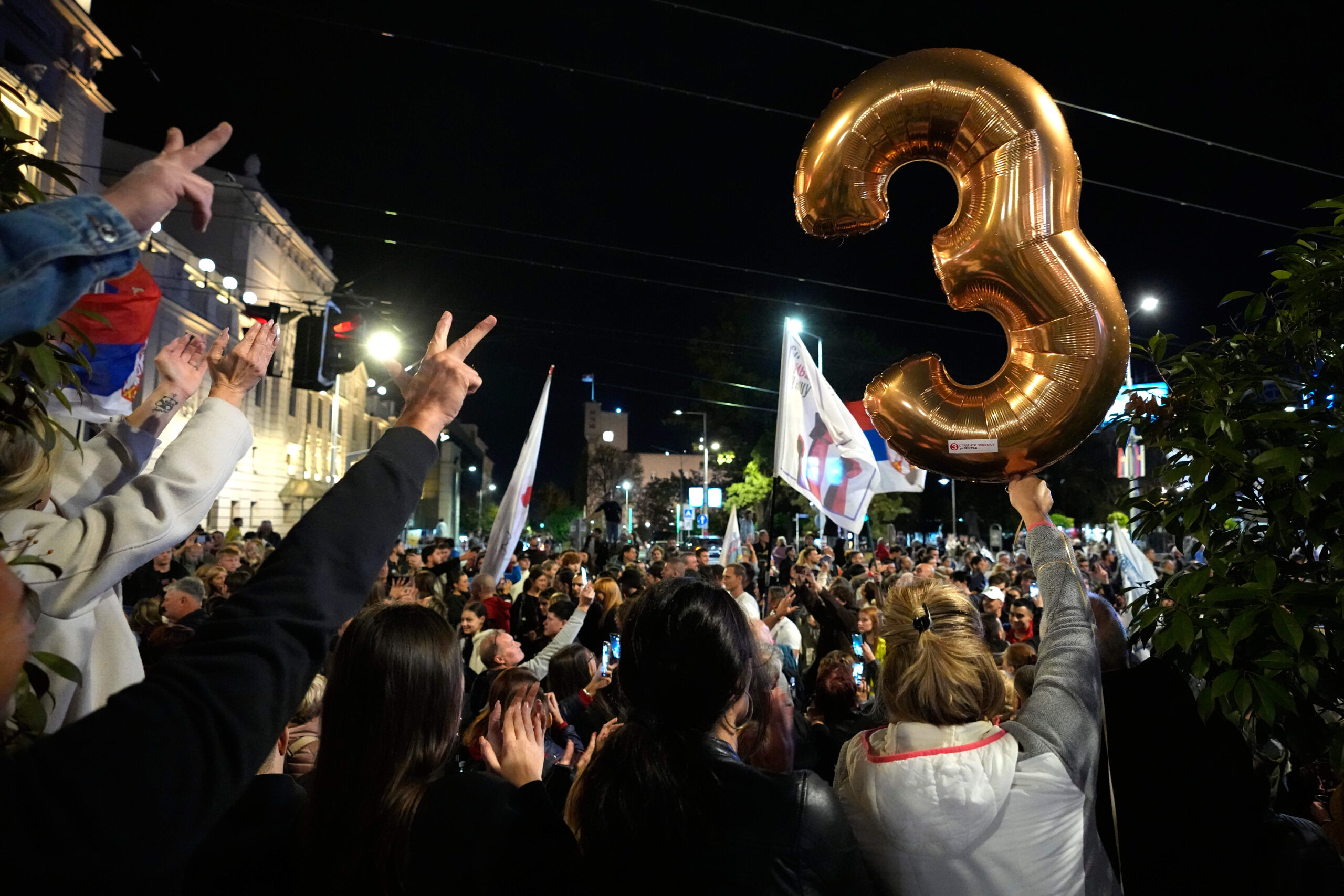 En Serbie, où les listes électorales sont numérotées, les numéros sont souvent repris comme symbole, comme le 3 lors de ce rassemblement en soutien à la Liste étudiante à Belgrade, le 21 octobre. © Darko Vojinovic/AP/SIPA
