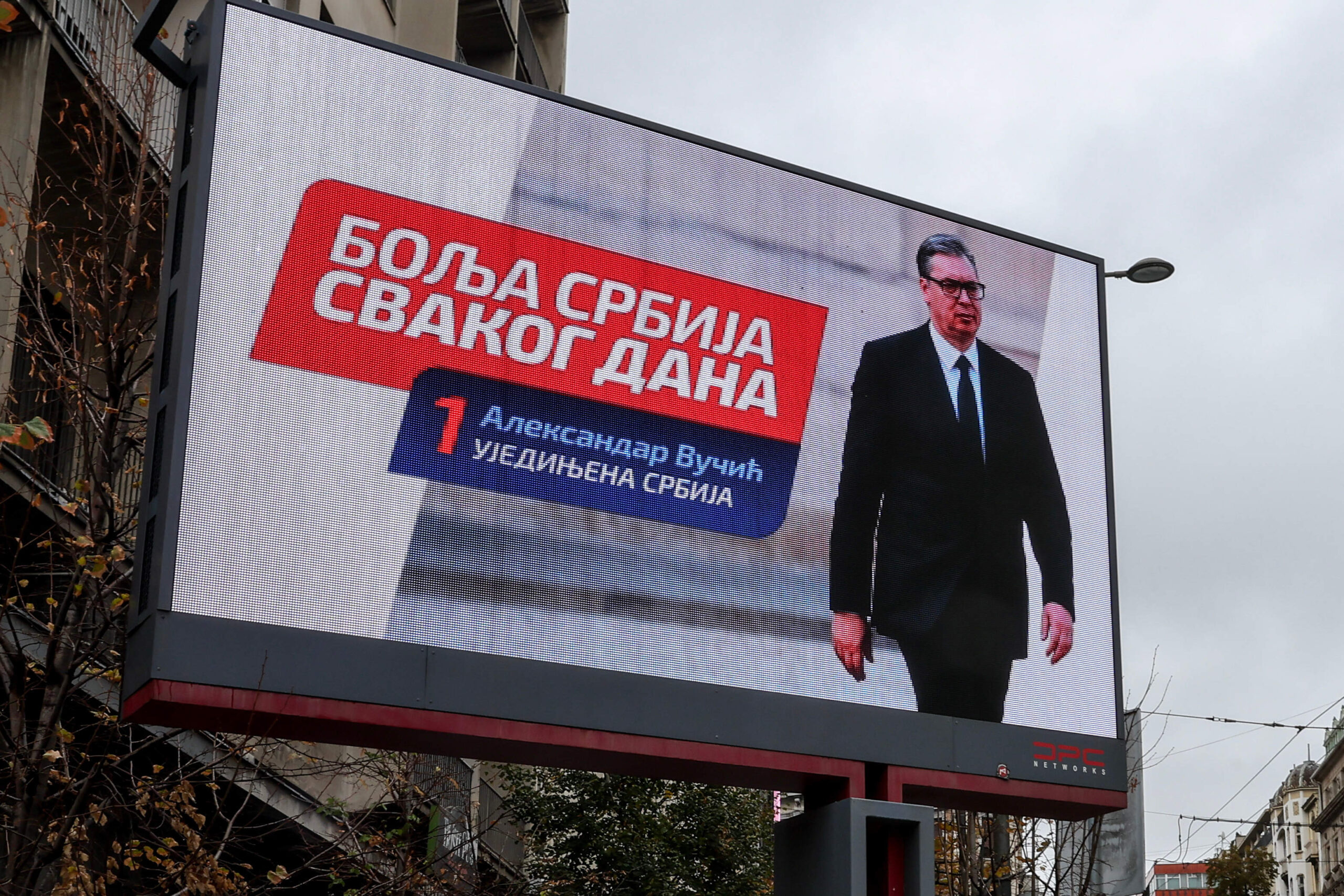 « Une meilleure Serbie chaque jour », slogan du SNS pour la campagne électorale. © Alexander Ryumin/TASS