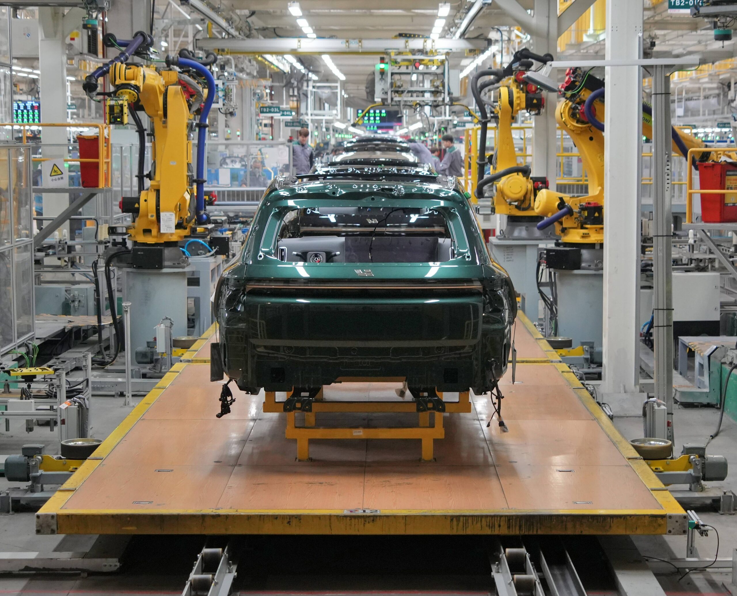 Un processus automatisé assemble des carrosseries de voitures dans une usine de Li Auto, un important constructeur automobile chinois, le 27 mars 2024. © CFOTO/Sipa