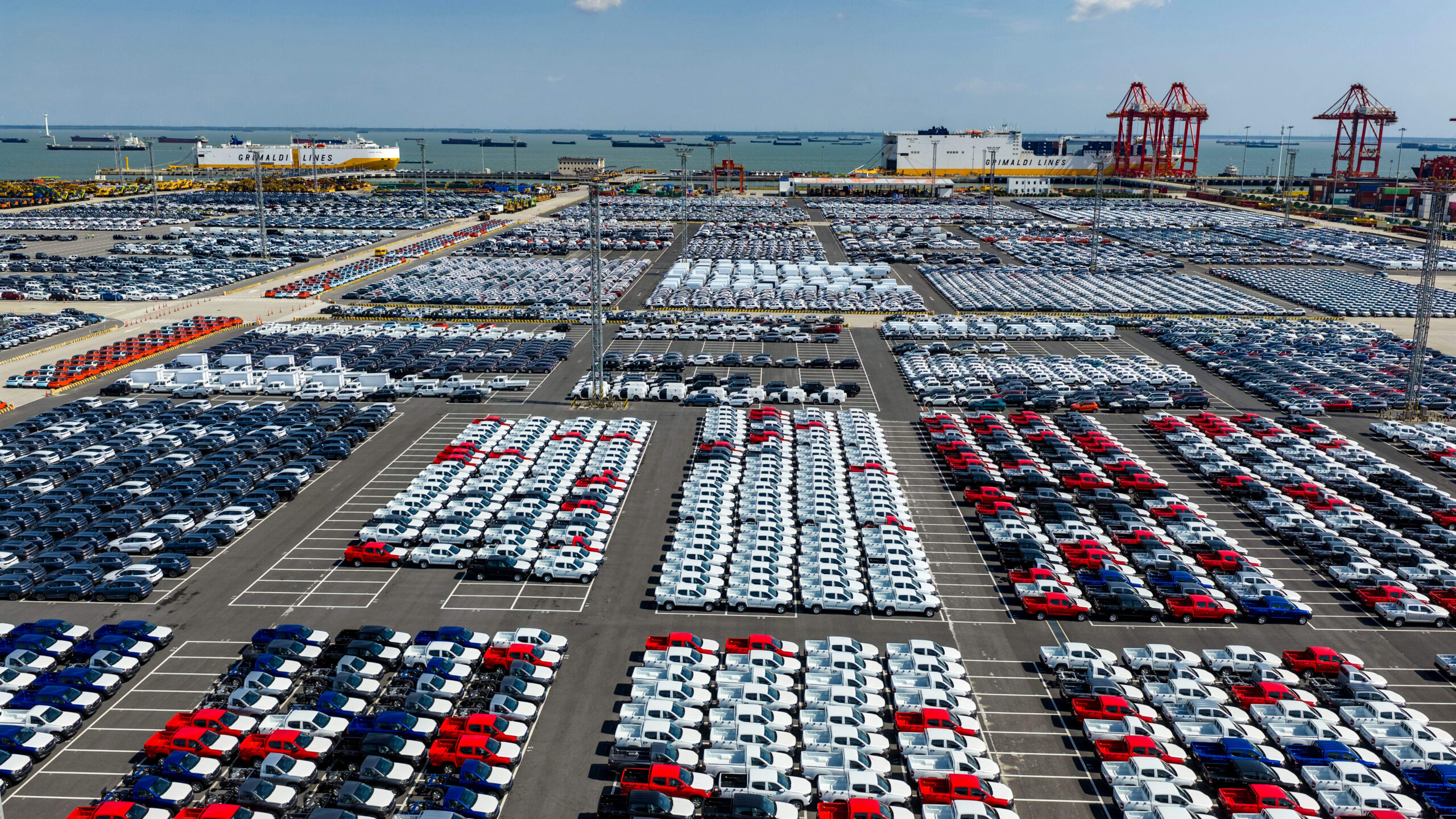 Un navire spécialisé dans le transport automobile est en cours de chargement avec des voitures destinées à l'exportation, au port de Suzhou, dans la province du Jiangsu, en Chine, le 5 octobre 2026. © CFOTO/Sipa