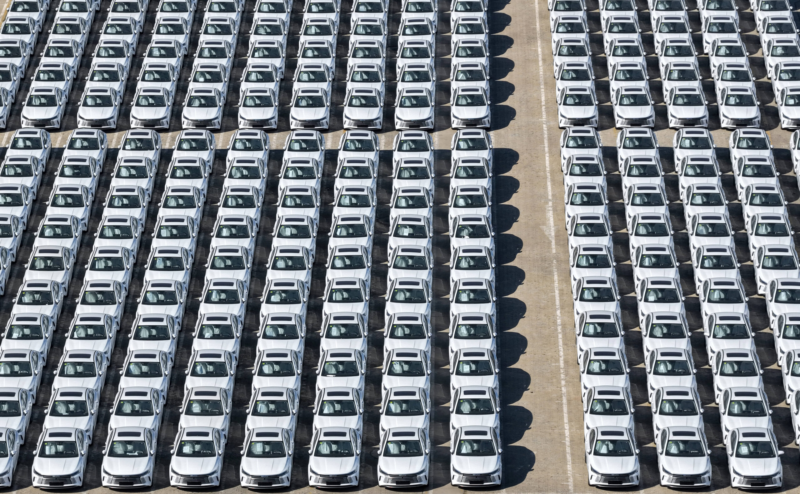 Des véhicules électriques hybrides rechargeables BYD Destroyer 05 garés sur un parking automobile, à Yantai, dans la province du Shandong, en Chine. © VCG/Newscom
