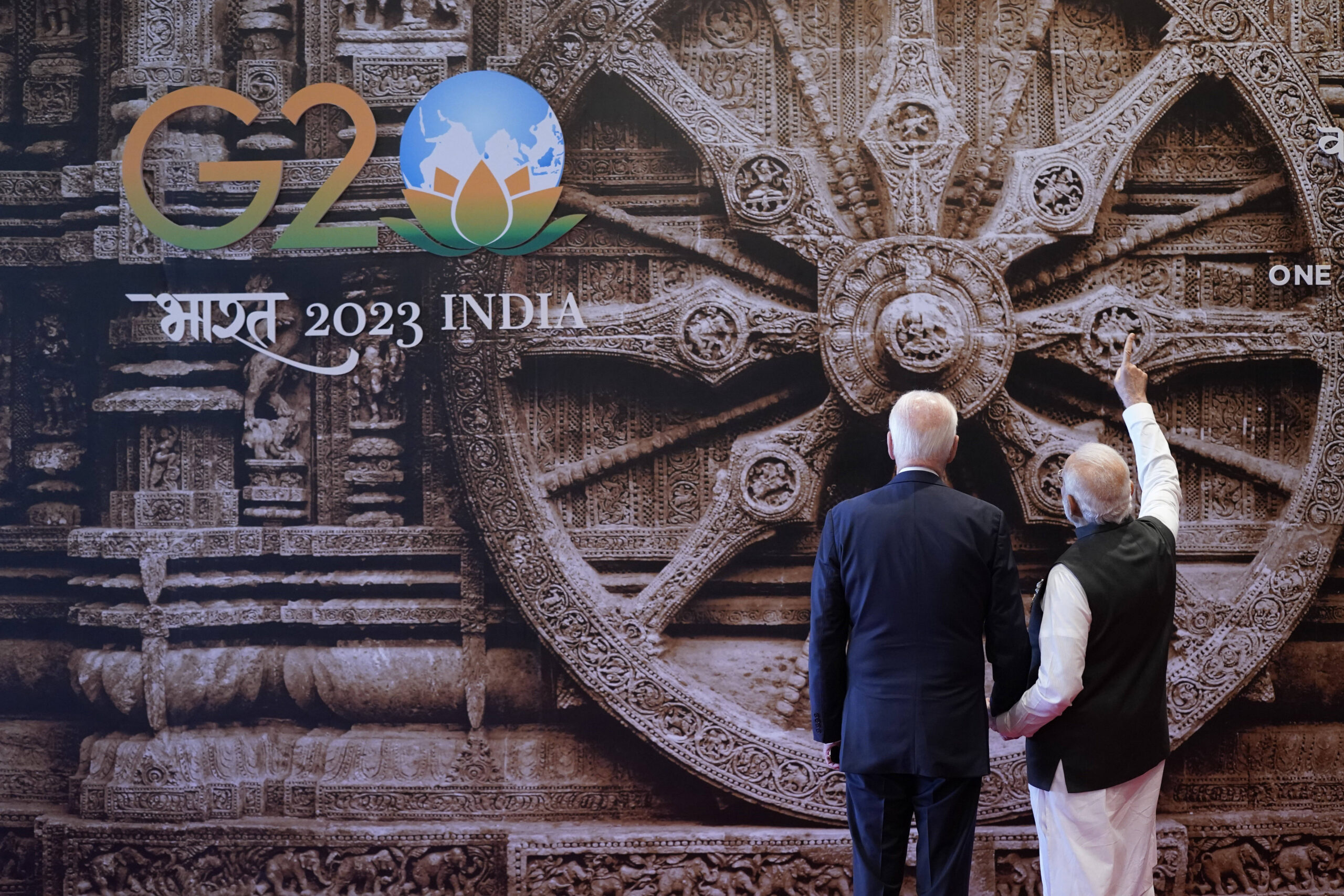 Le Premier ministre indien Narendra Modi montre une peinture murale de la roue du temple du soleil de Konark, dans l'État indien d'Orissa, au président américain Joe Biden à son arrivée au centre de convention Bharat Mandapam pour le sommet du G20, à New Delhi, en Inde, le samedi 9 septembre 2023. © AP Photo/Evan Vucci,Pool