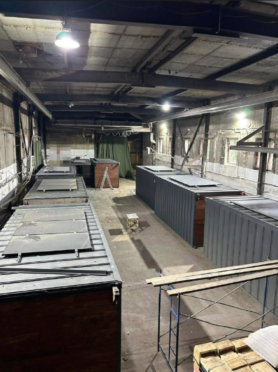 Sciami di droni nascosti in container su autocarri pesanti sono stati occultati nelle profondità del territorio russo per colpire basi militari particolarmente sensibili.