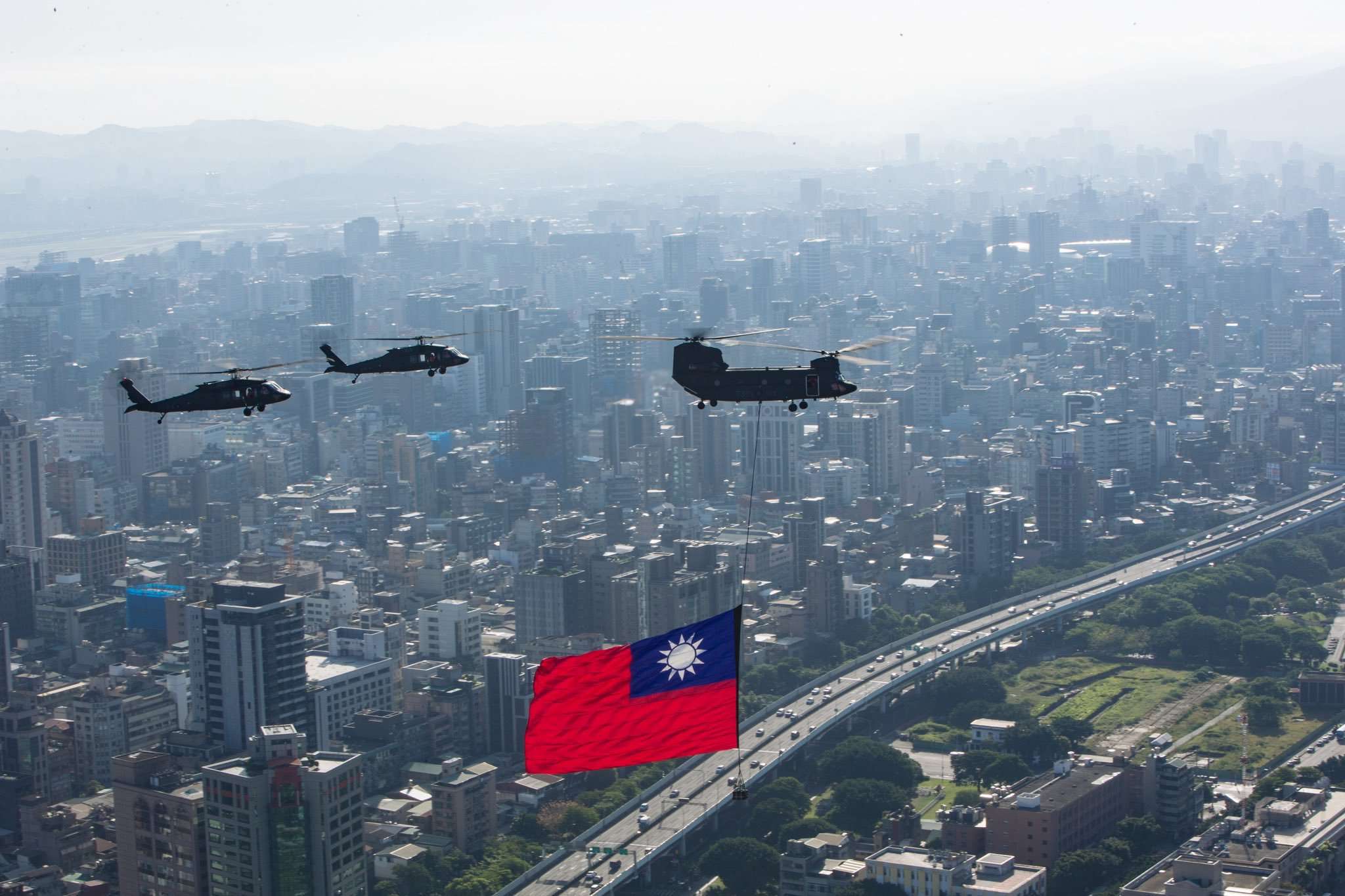 «In caso di attacco cinese, le forze terrestri taiwanesi dovrebbero assolutamente difendere le spiagge durante la prima ondata di assalto, per consentire alle forze navali e aeree americane e ai loro alleati, in particolare giapponesi, di distruggere le ondate di veicoli anfibi e le navi da guerra cinesi».