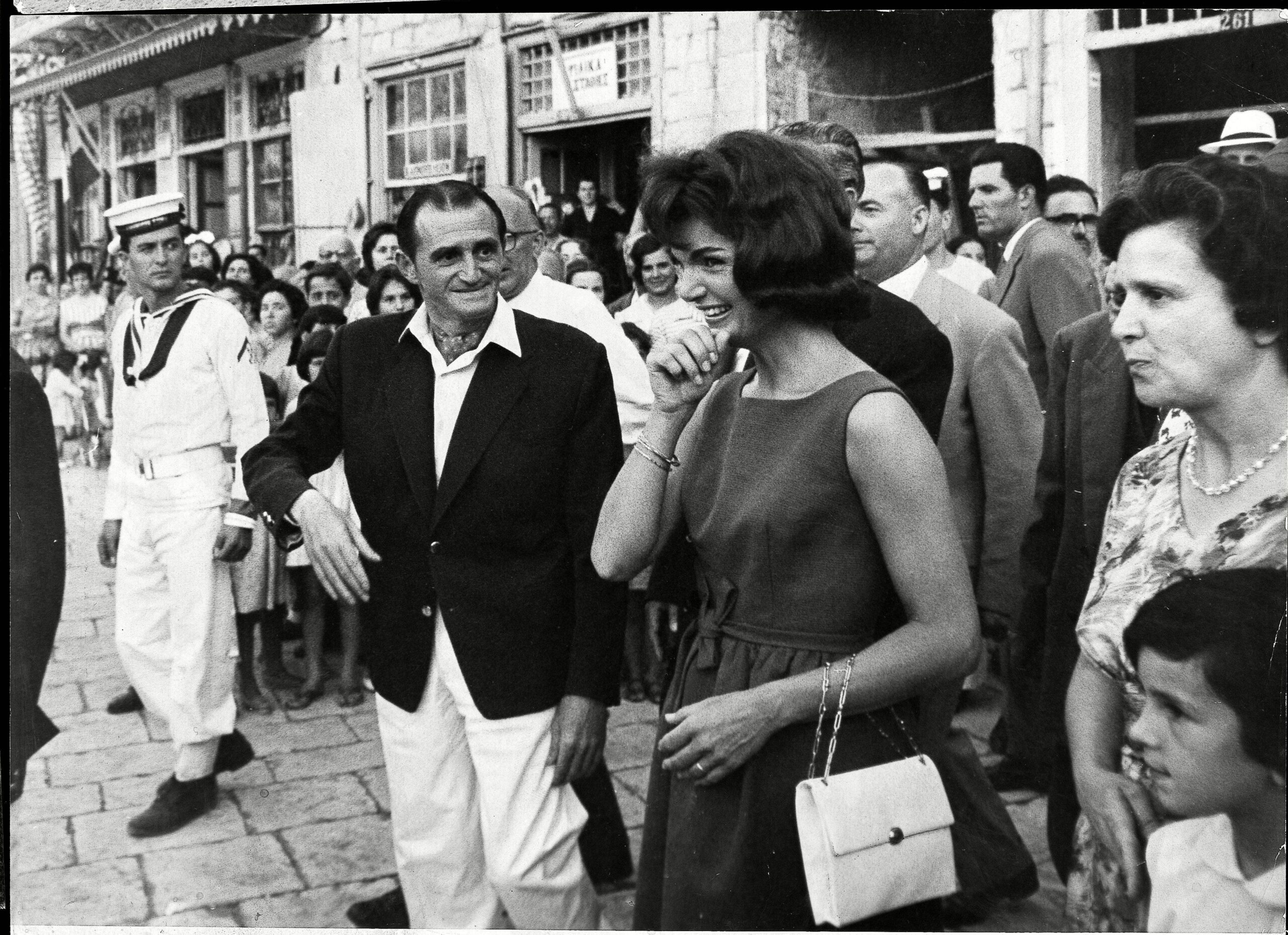Hydra tornò di moda negli anni '60, una sorta di Saint-Tropez greca che attirava celebrità come Jackie Onassis, gli Agnelli, bon vivants e artisti come Leonard Cohen, i cui figli possiedono ancora una casa sull'isola. © Daily Mail/REX/Shutterstock