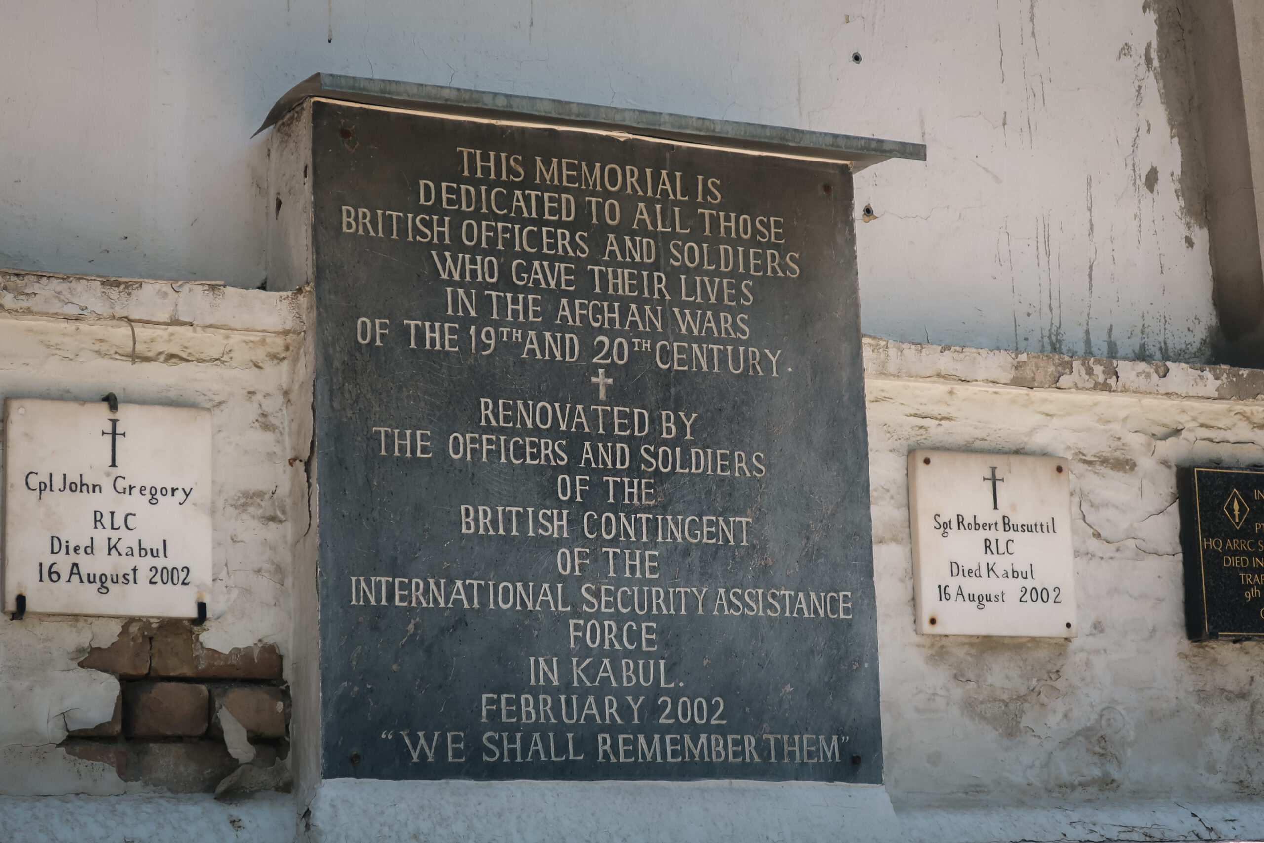 La targa commemorativa, restaurata nel febbraio 2002 dal contingente britannico della FIAS, «a tutti gli ufficiali e i soldati britannici caduti nelle guerre afghane del XIX e XX secolo». Ai lati, i nomi di due soldati caduti a Kabul il 16 agosto 2002. © Nicolò Sancassiani.