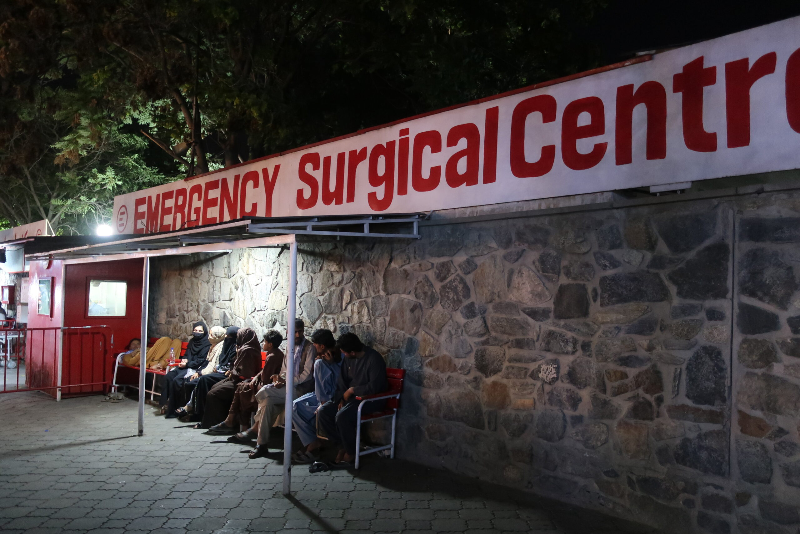 Al calar della notte, alcuni pazienti attendono davanti al centro chirurgico di Emergency. I centri ortopedici di Kabul operano da decenni al di là della loro capacità. © Nicolò Sancassiani.