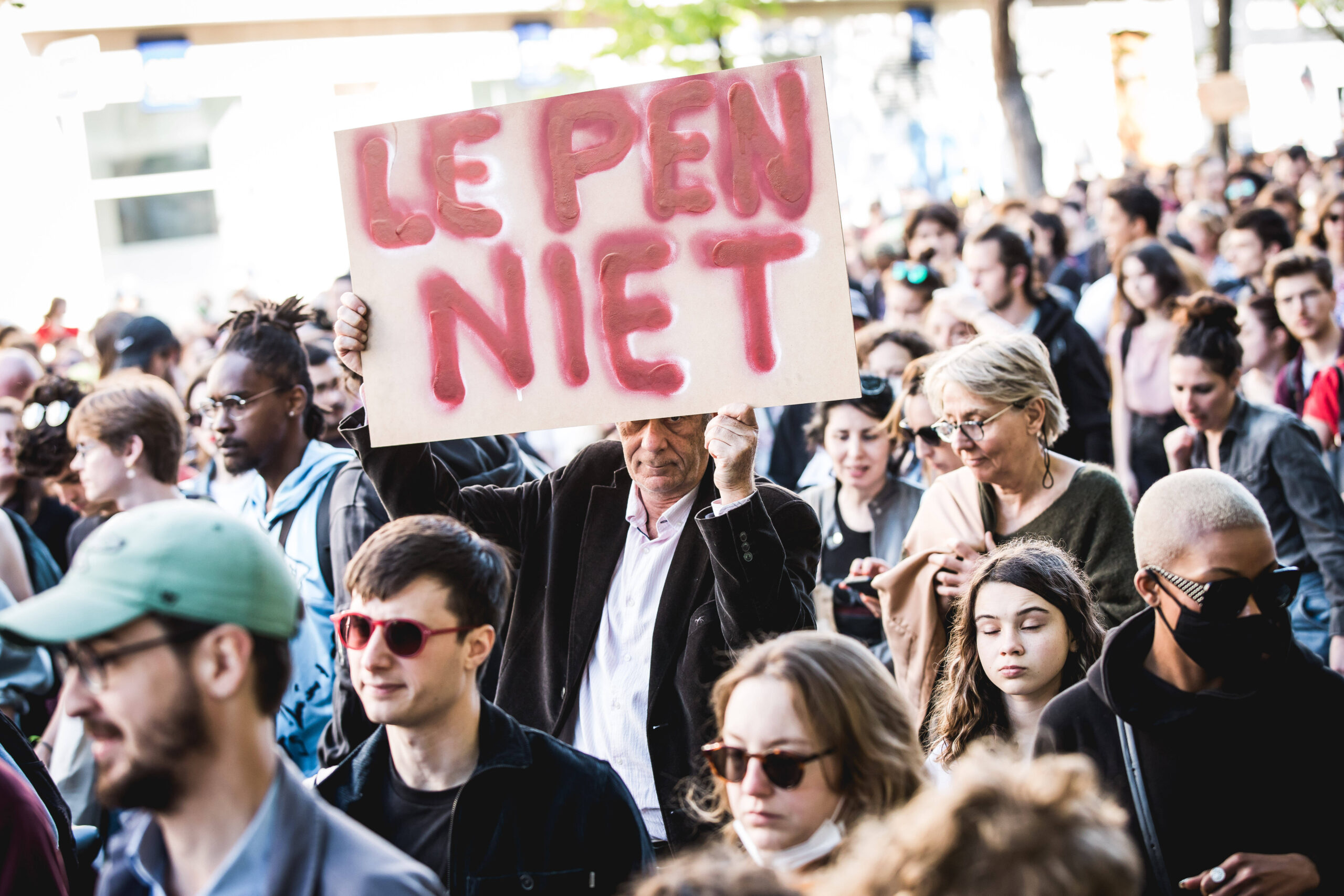 Alcuni giovani manifestano contro Marine Le Pen in occasione del secondo turno delle elezioni presidenziali francesi, il 24 aprile 2022.