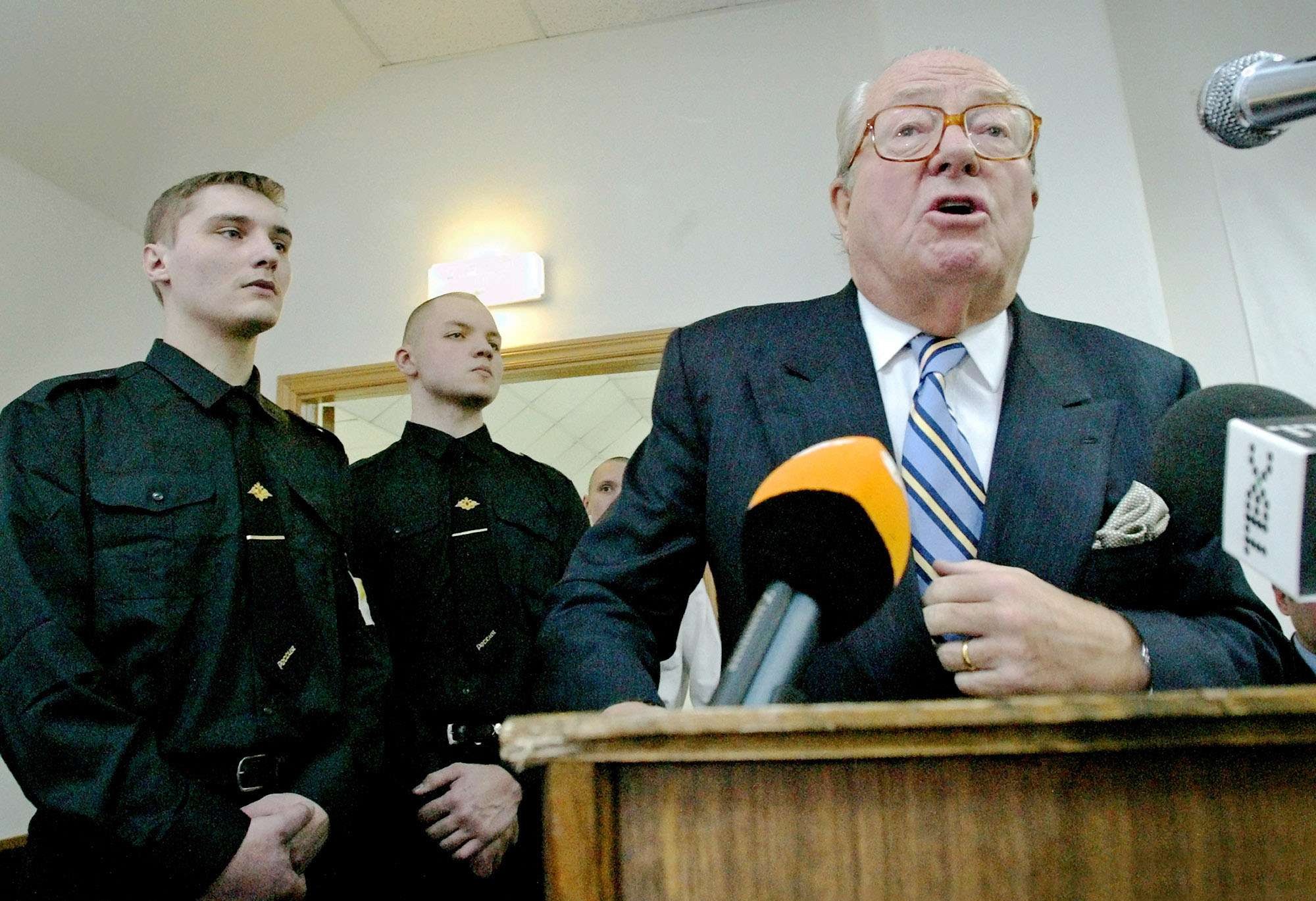 Jean-Marie Le Pen interviene durante la riunione del partito nazionalista Volonté du Peuple a Mosca il 22 febbraio 2003.