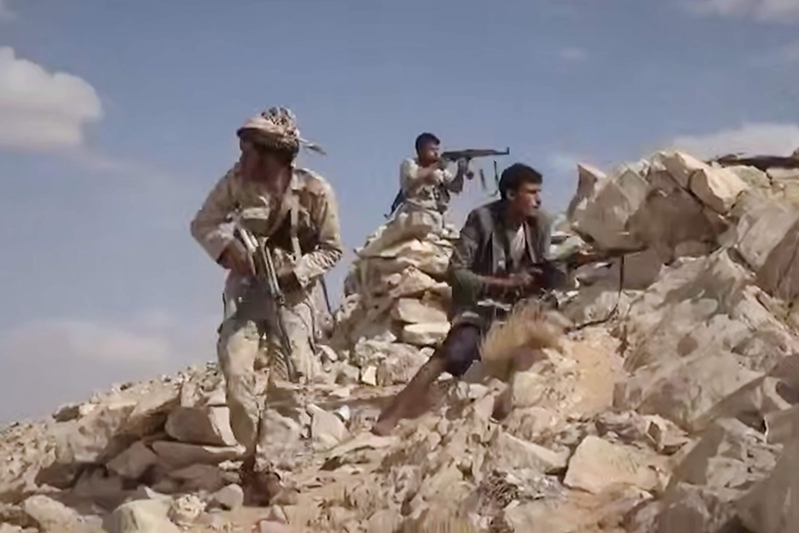 Il video mostra questi soldati come combattenti huthi che affrontano le forze sostenute dall'Arabia Saudita nella parte orientale della provincia di Jawf.
