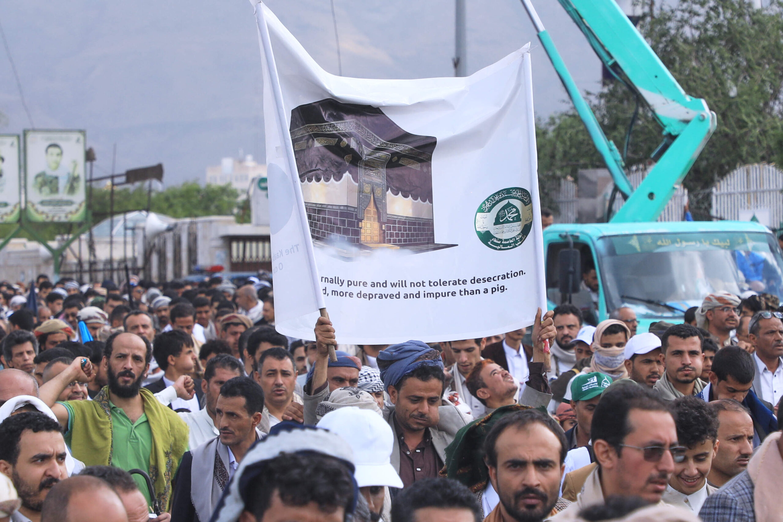 Alcuni sostenitori dei ribelli huthi dello Yemen sventolano uno striscione durante una manifestazione organizzata a sostegno del gruppo il 18 settembre 2026.