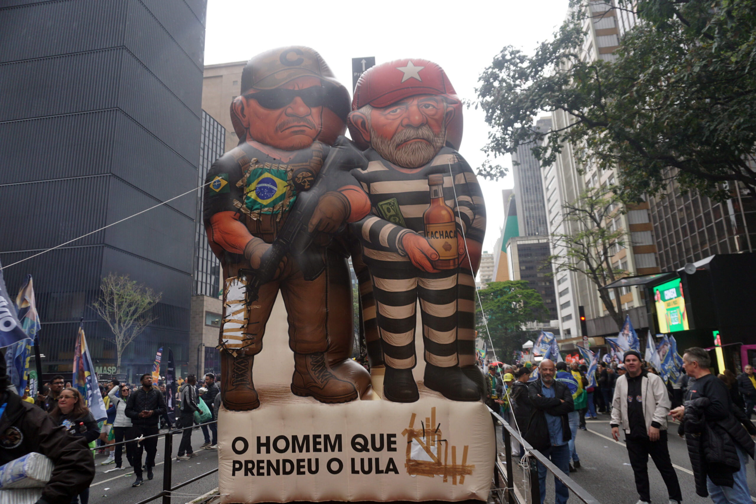 «L'uomo che ha messo in prigione Lula»: i sostenitori di Flávio Bolsonaro chiedono la destituzione del presidente Luiz Inácio Lula da Silva e del giudice della Corte Suprema Alexandre de Moraes.