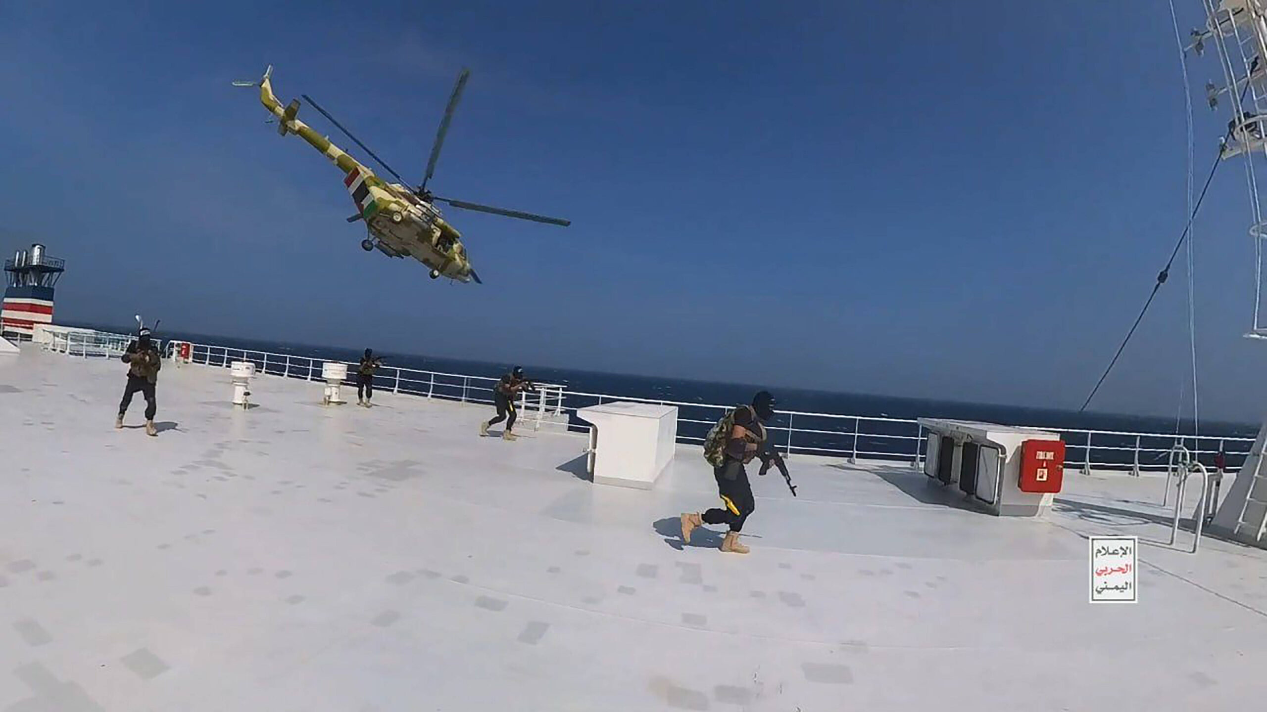 Un video di propaganda mostra i combattenti huthi mentre assaltano la nave da carico israeliana Galaxy Leader, il 19 novembre 2023.
