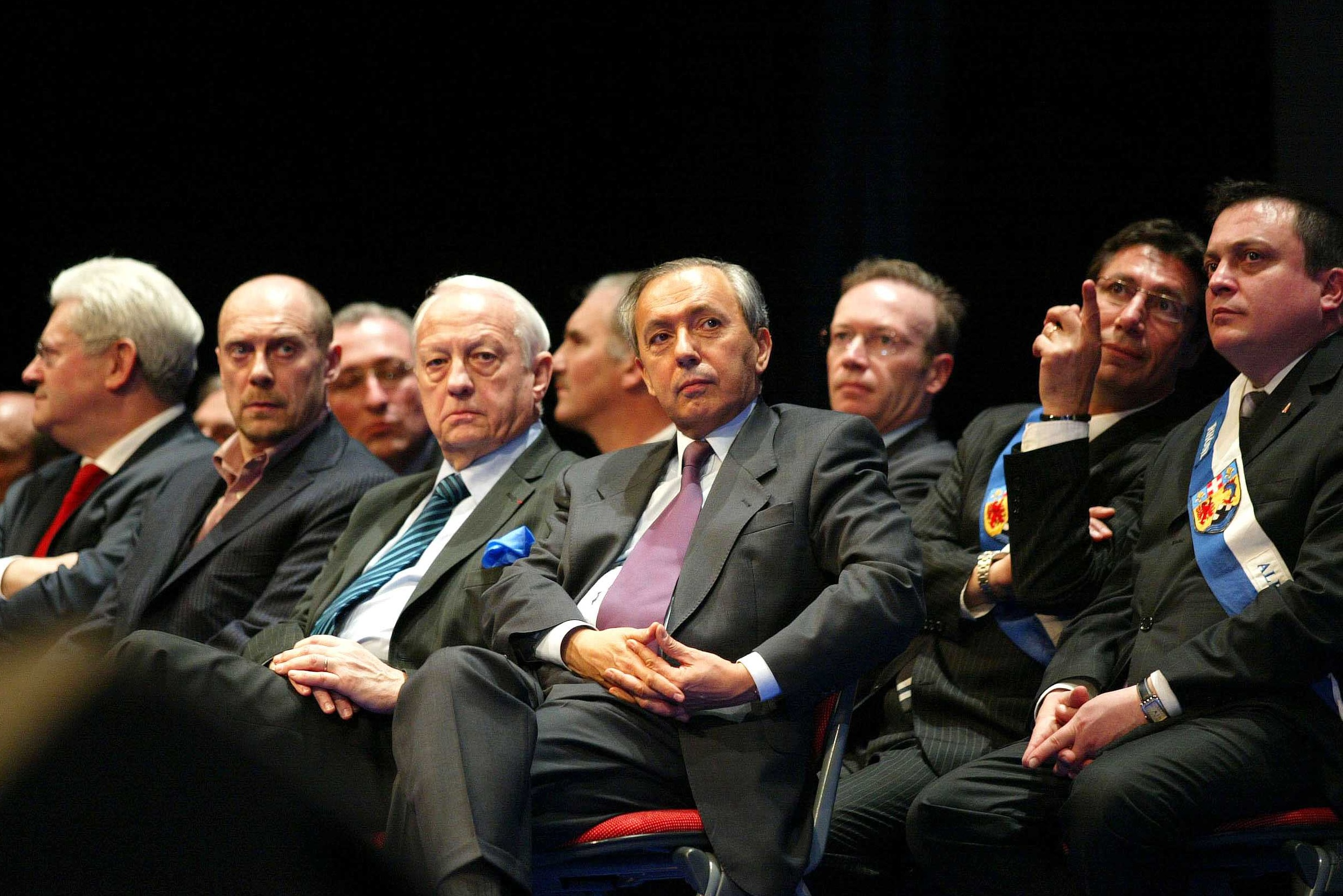 Alain Soral, a sinistra, è presente a un comizio elettorale del Front National a Lione insieme ad altri dirigenti del partito, l'11 marzo 2007.
