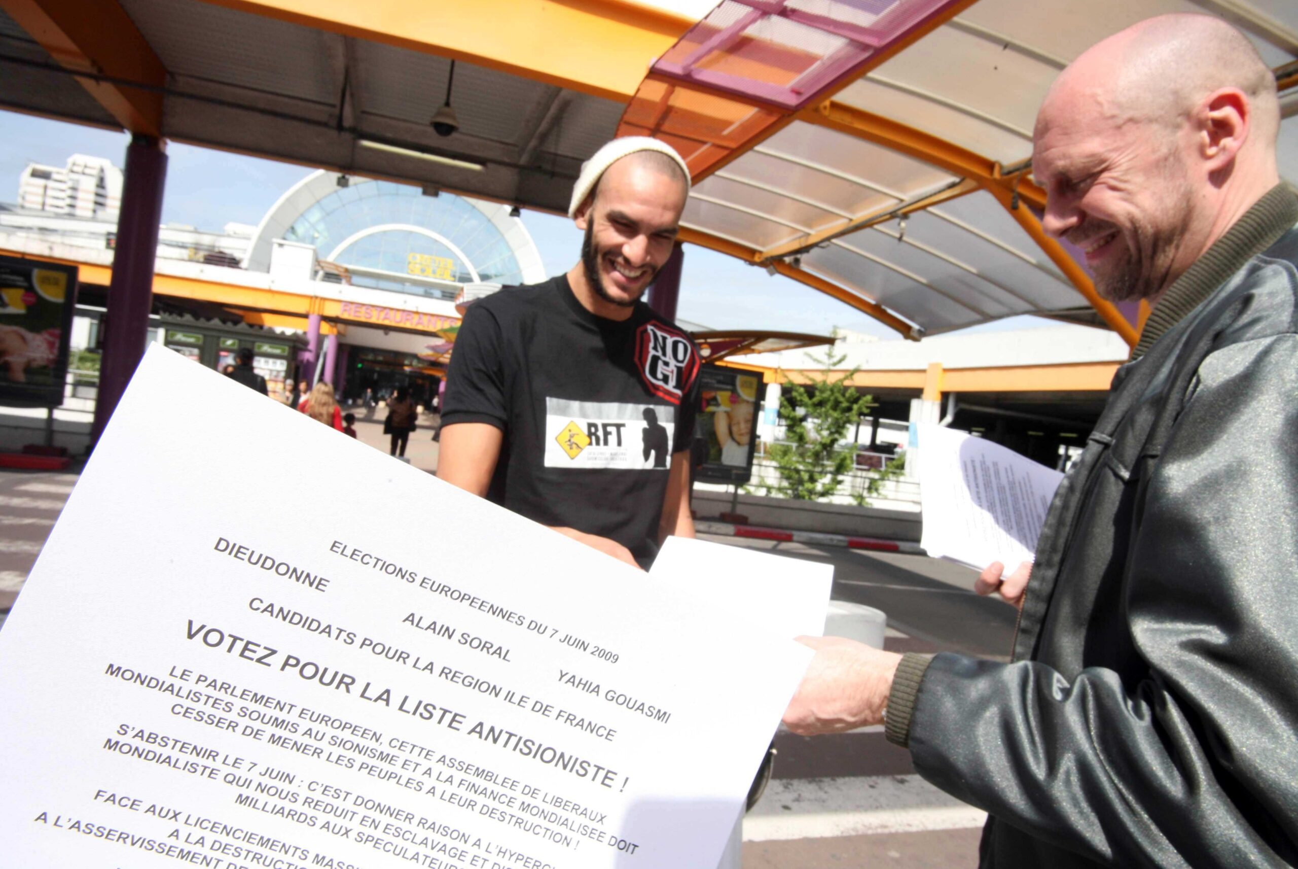 Alain Soral, numero due della lista elettorale «antisionista» di Dieudonné M'Bala M'Bala per le elezioni europee del 7 giugno 2009, distribuisce volantini a Créteil, nell'Île-de-France, il 25 aprile.
