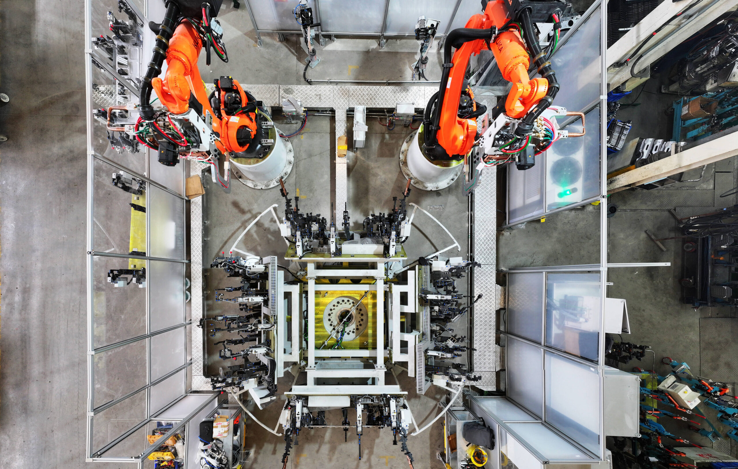 Dei robot sono al lavoro sulla linea di produzione di componenti automobilistici in uno stabilimento, il 23 dicembre 2024, a Yangzhou, nella provincia di Jiangsu, in Cina. © IMAGO/Sipa