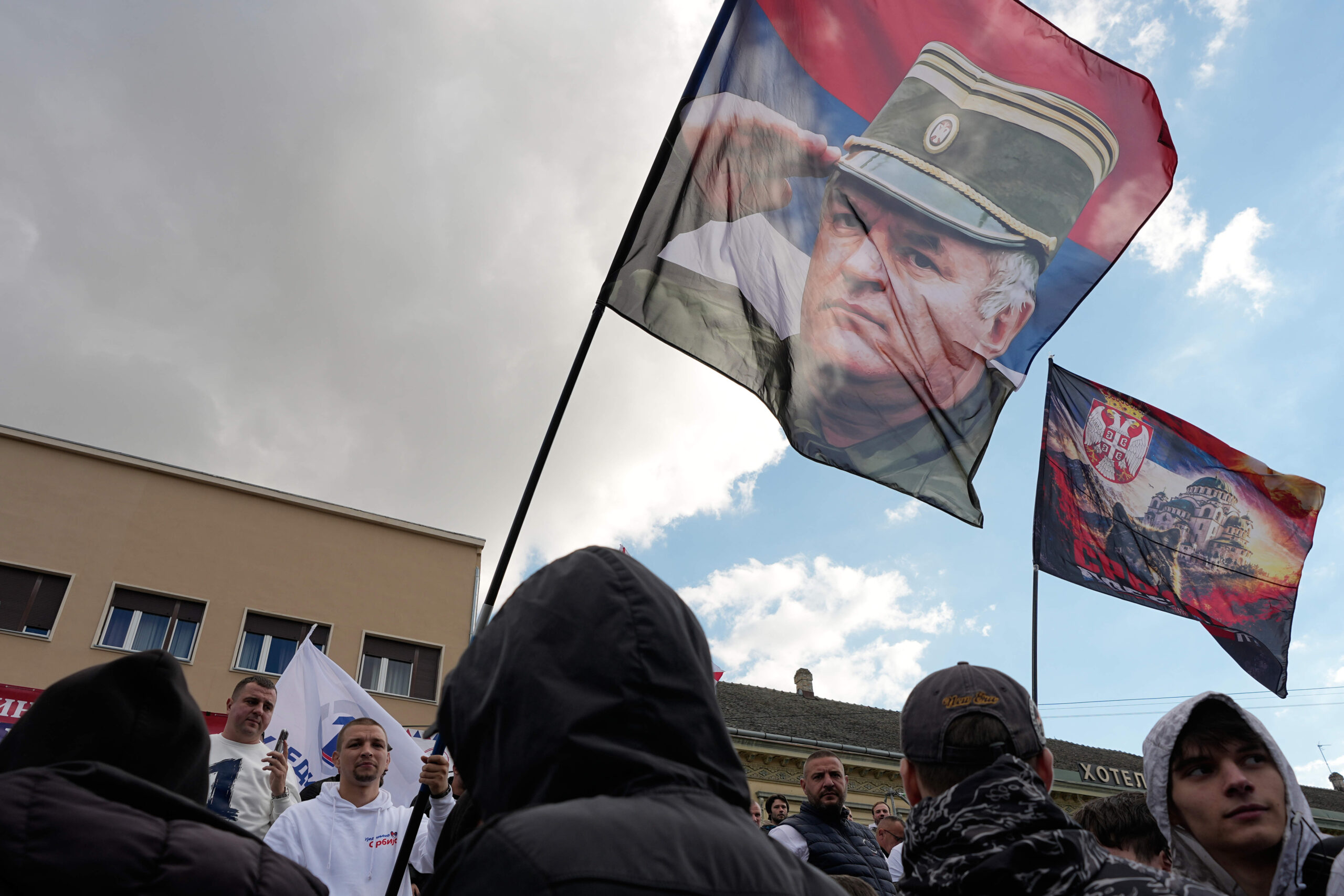 Altri tifosi sventolano bandiere con l'effigie di Ratko Mladić, soprannominato «il macellaio dei Balcani». © AP Photo/Darko Vojinovic