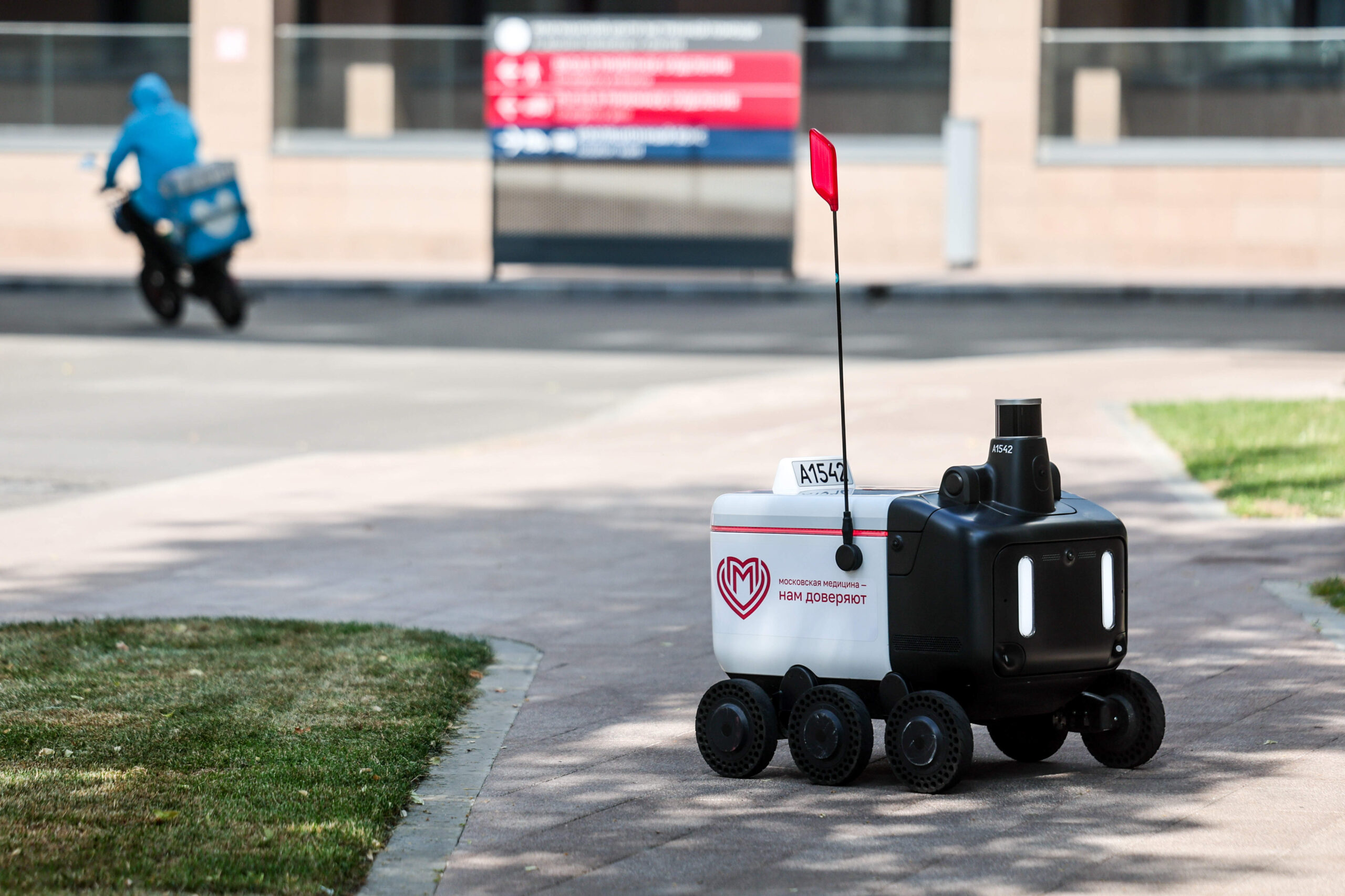 Un robot di consegna di materiale medico di Yandex percorre le strade di Mosca, il 2 luglio 2026. © Sofya Sandurskaya/TASS