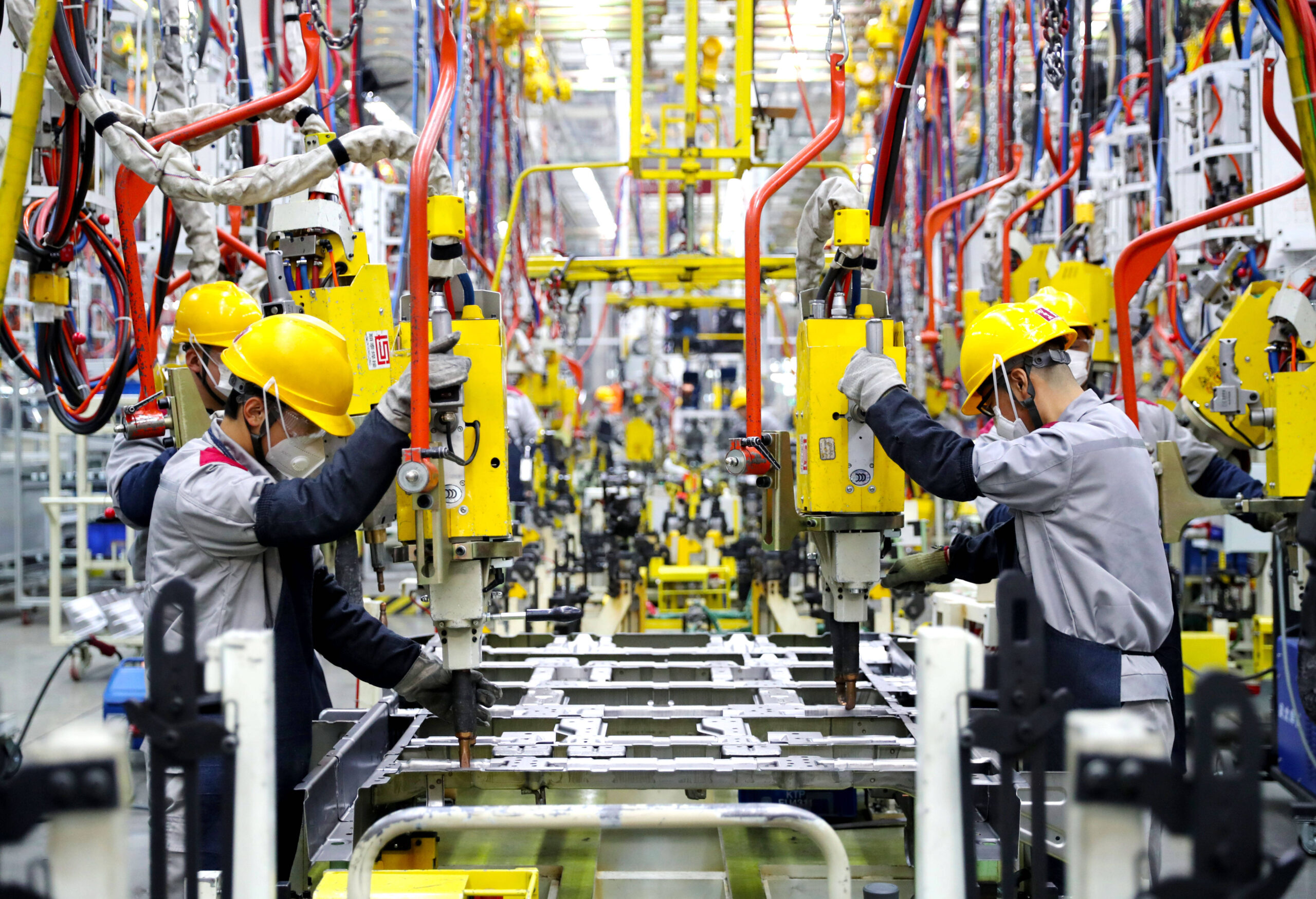 Alcuni operai eseguono lavori di saldatura nell'officina di produzione della sede centrale della Beijing Automobile Factory a Qingdao, nella provincia dello Shandong, in Cina, il 13 novembre 2023. © CFOTO/Sipa